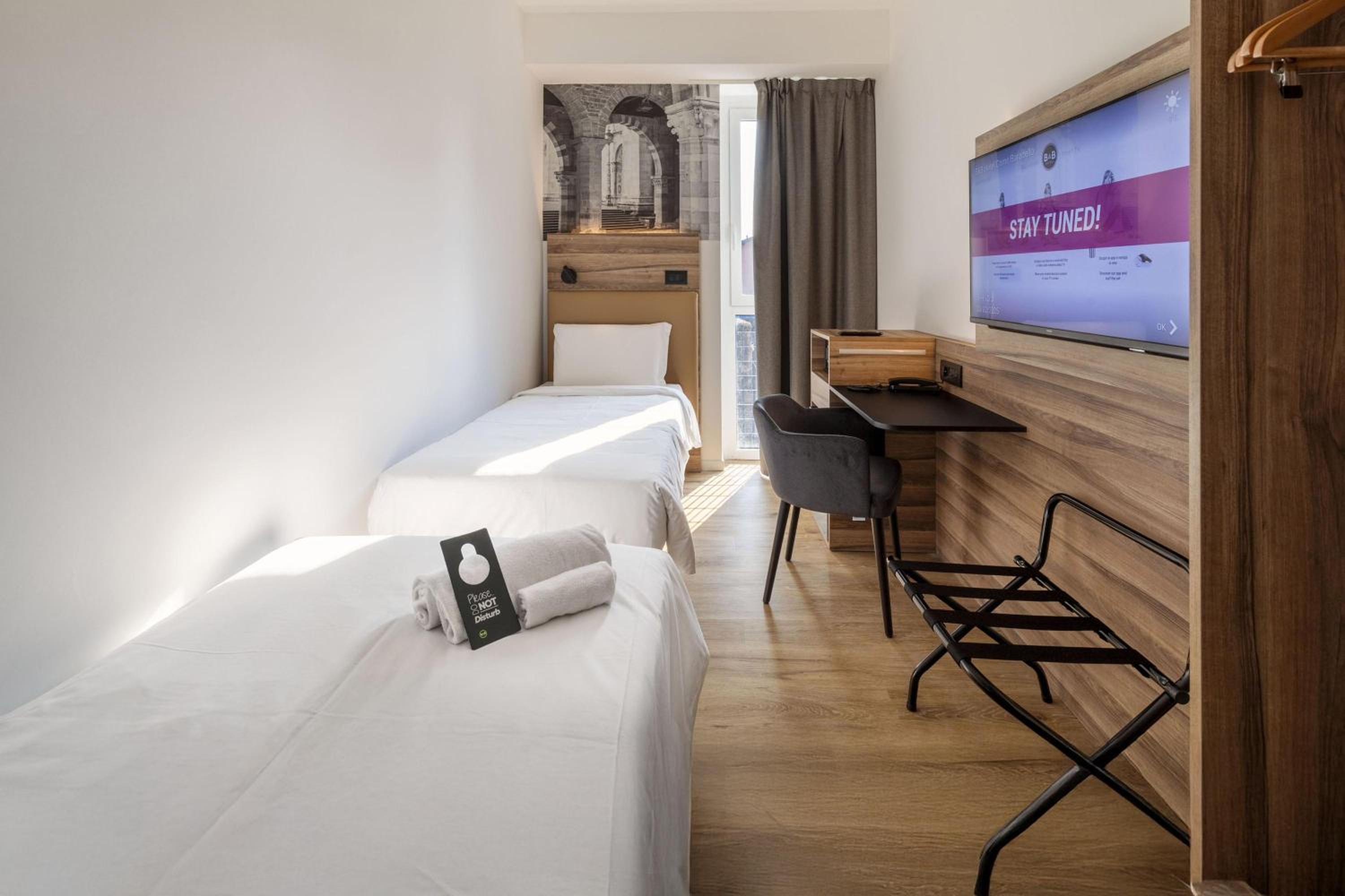 Twin Room thumbnail 5