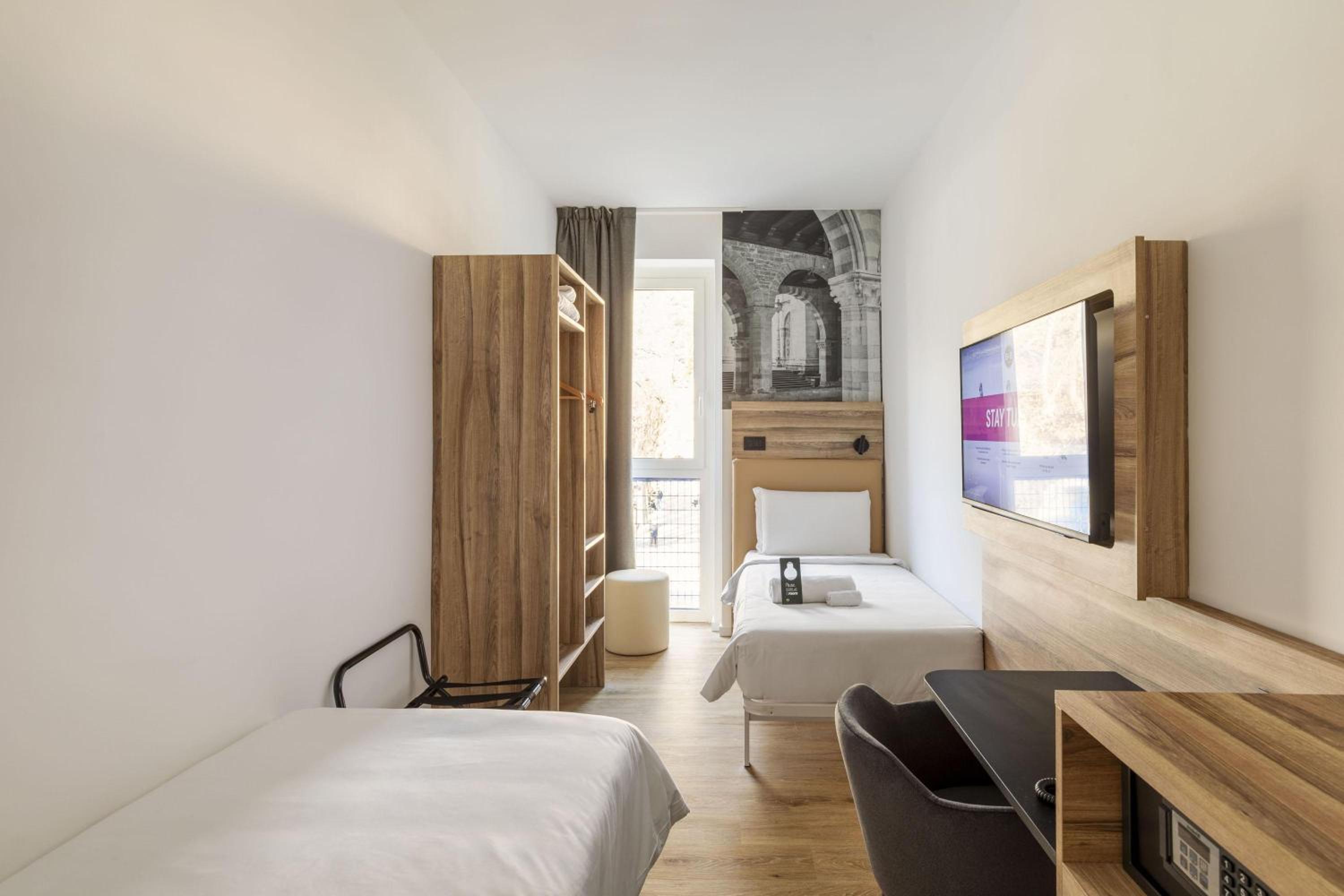 Twin Room thumbnail 6