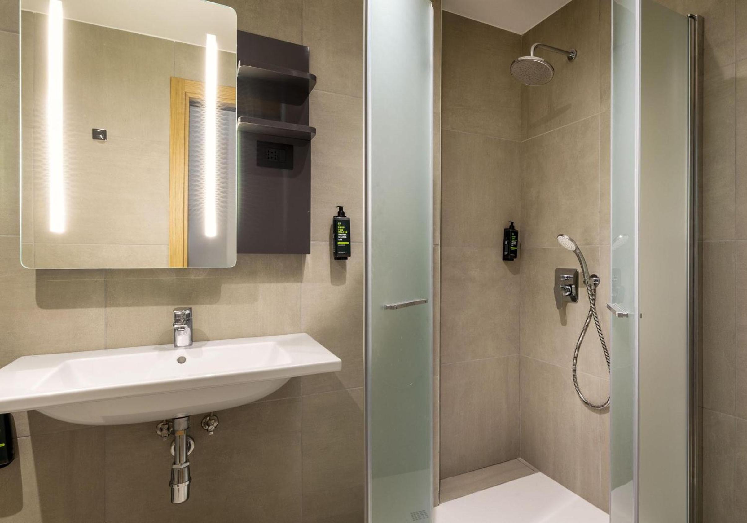 Superior Double Room thumbnail 6