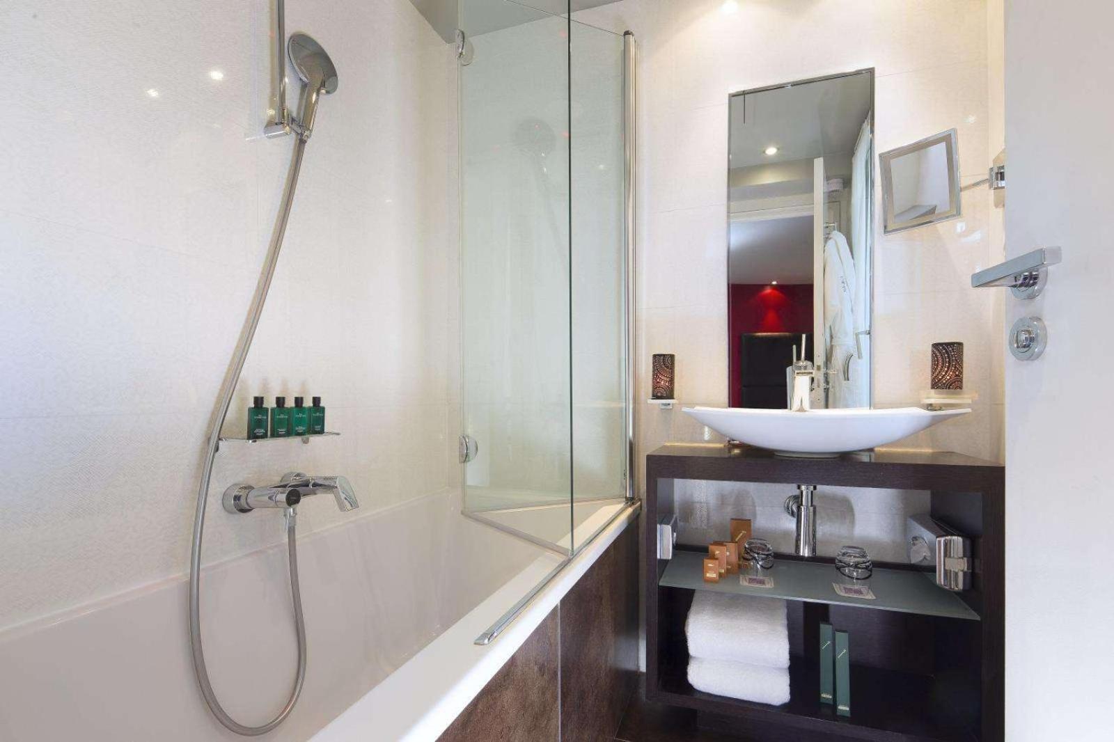 Grand Hotel Saint Michel bathroom photo