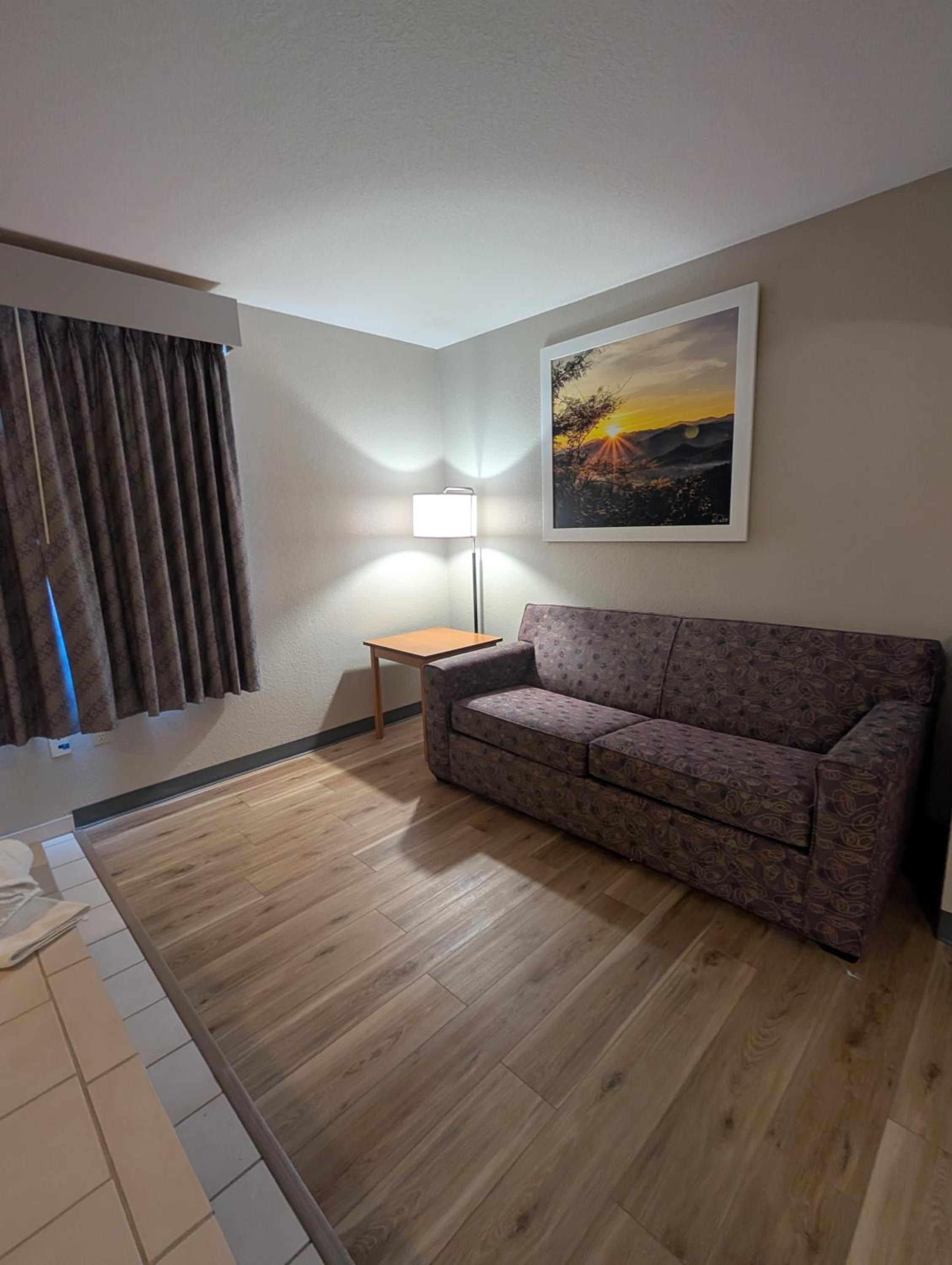 Deluxe Studio King Suite - Non-Smoking - Photo 3