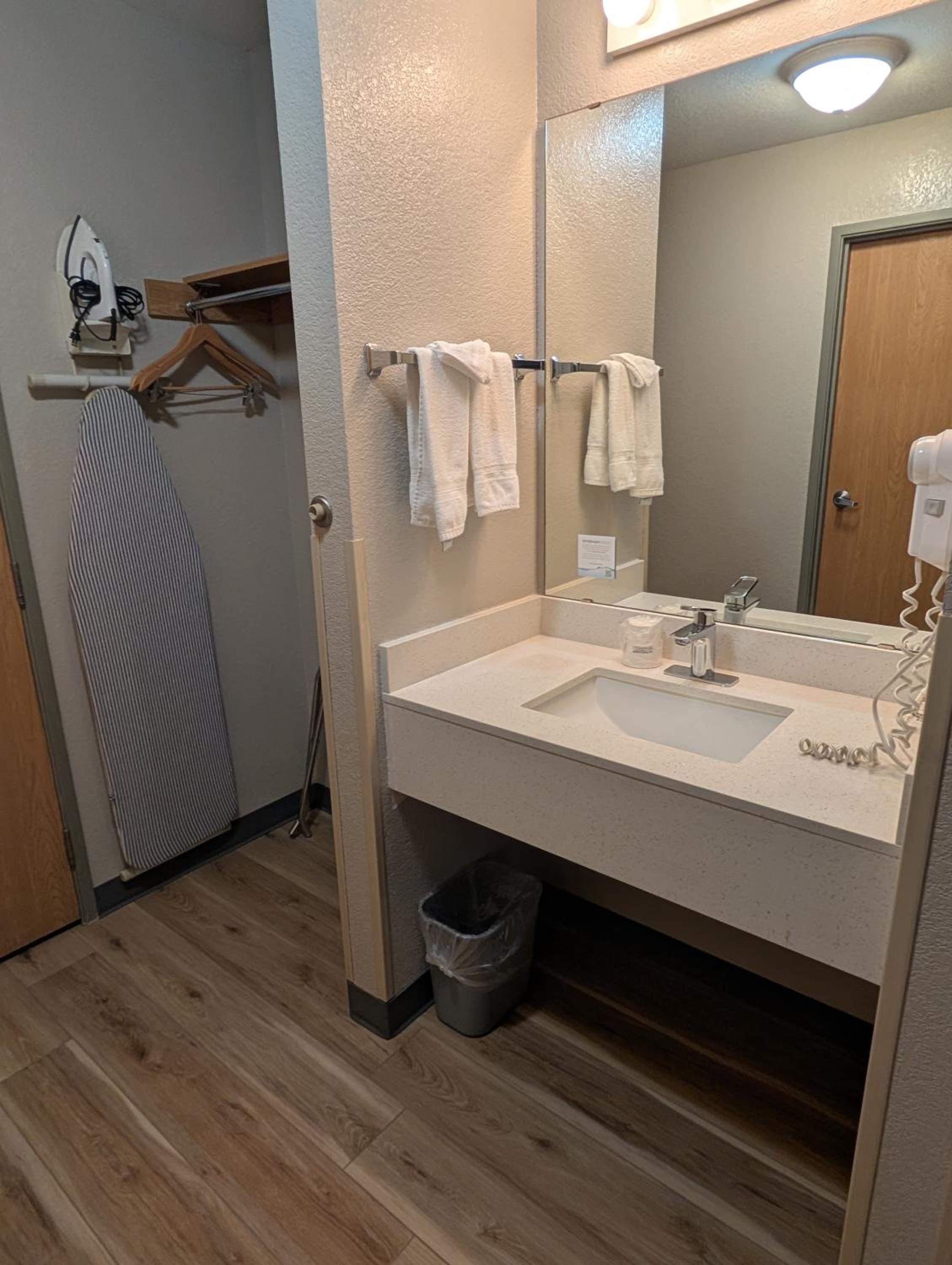 Deluxe Studio King Suite - Non-Smoking - Photo 6