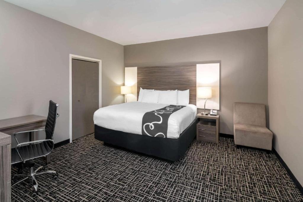 One-Bedroom Suite with One King Bed and Two Queen Beds - Non-Smoking