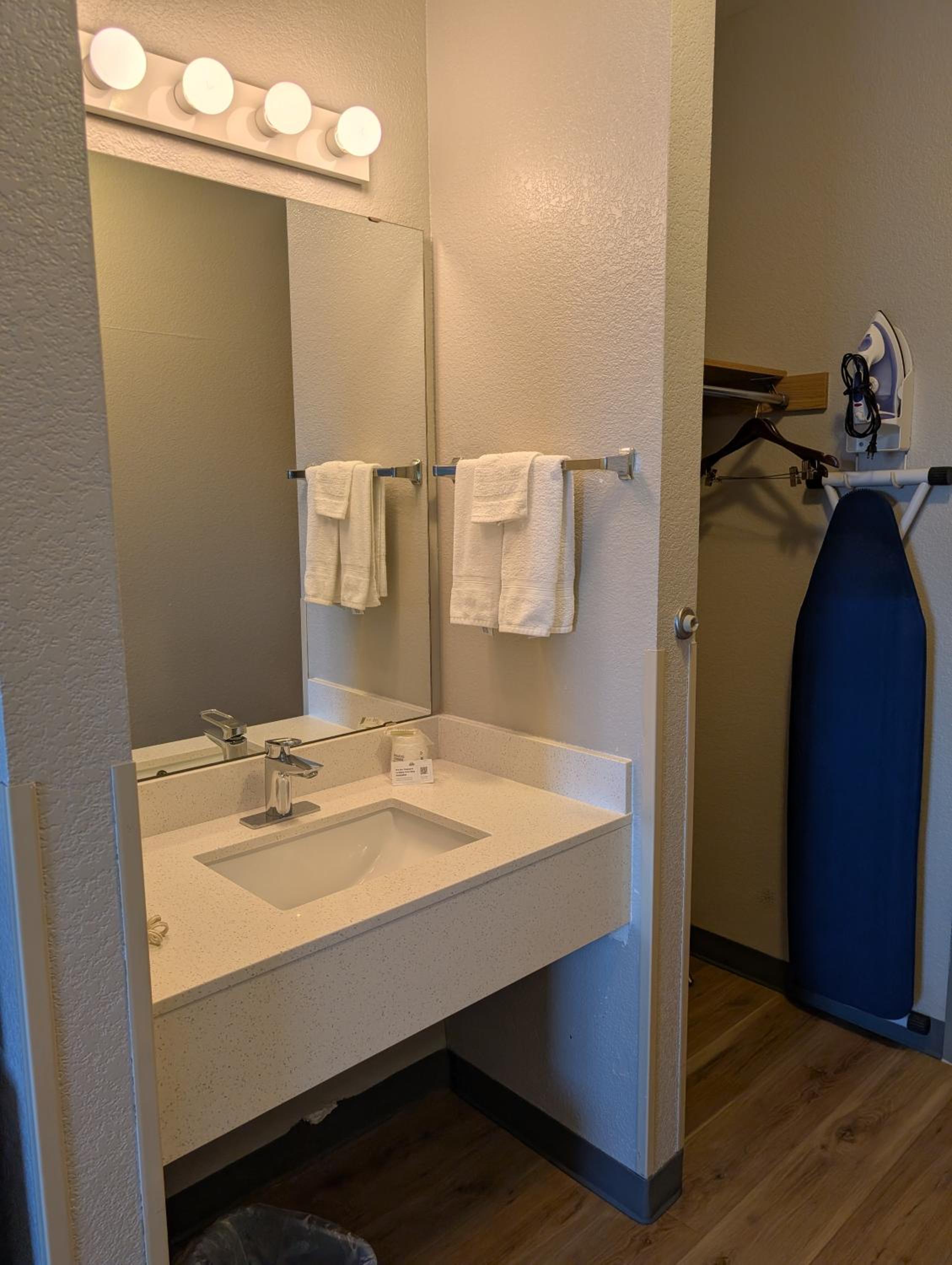 King Room - Non-Smoking - Photo 3