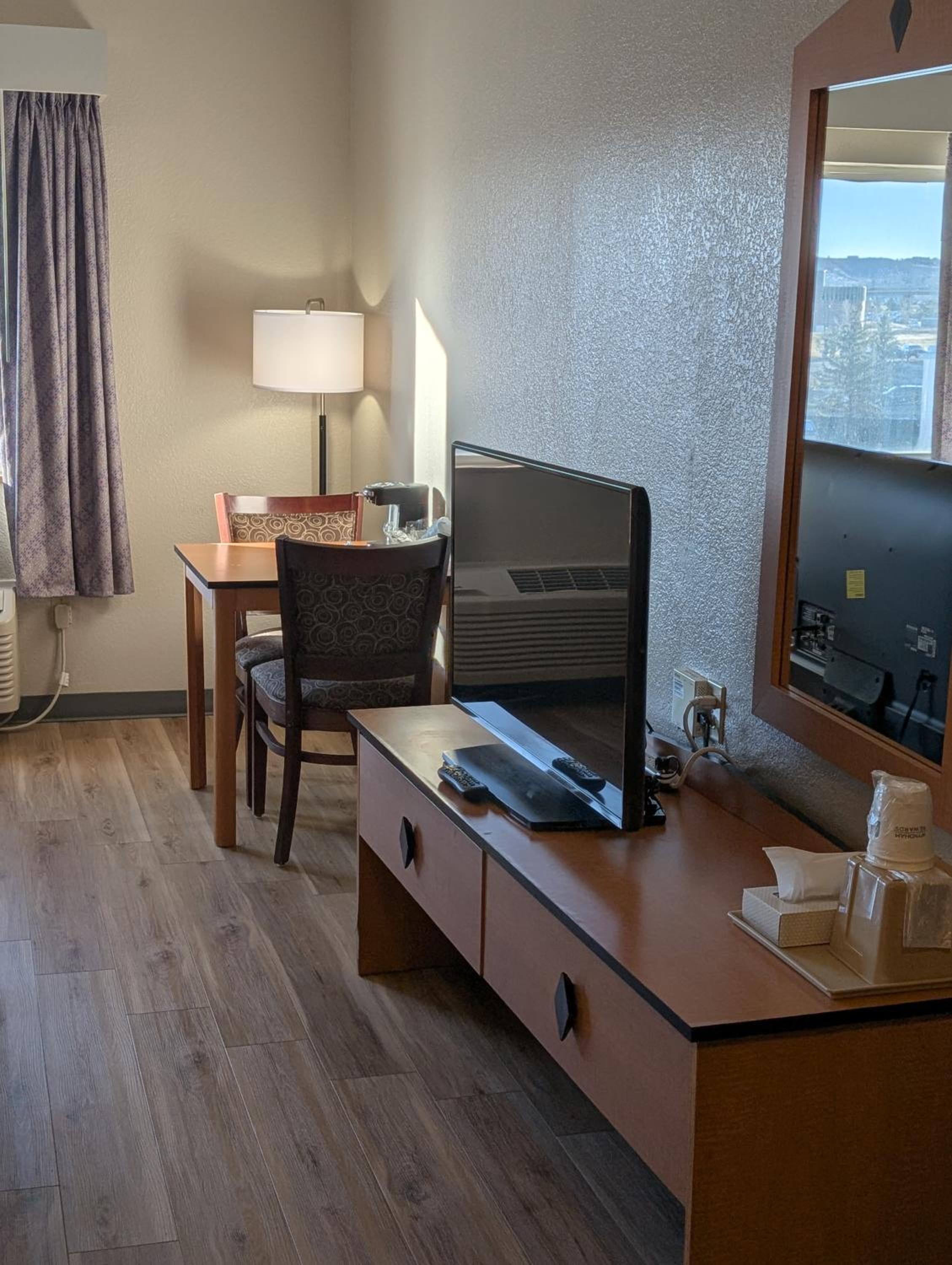 King Room - Non-Smoking - Photo 4