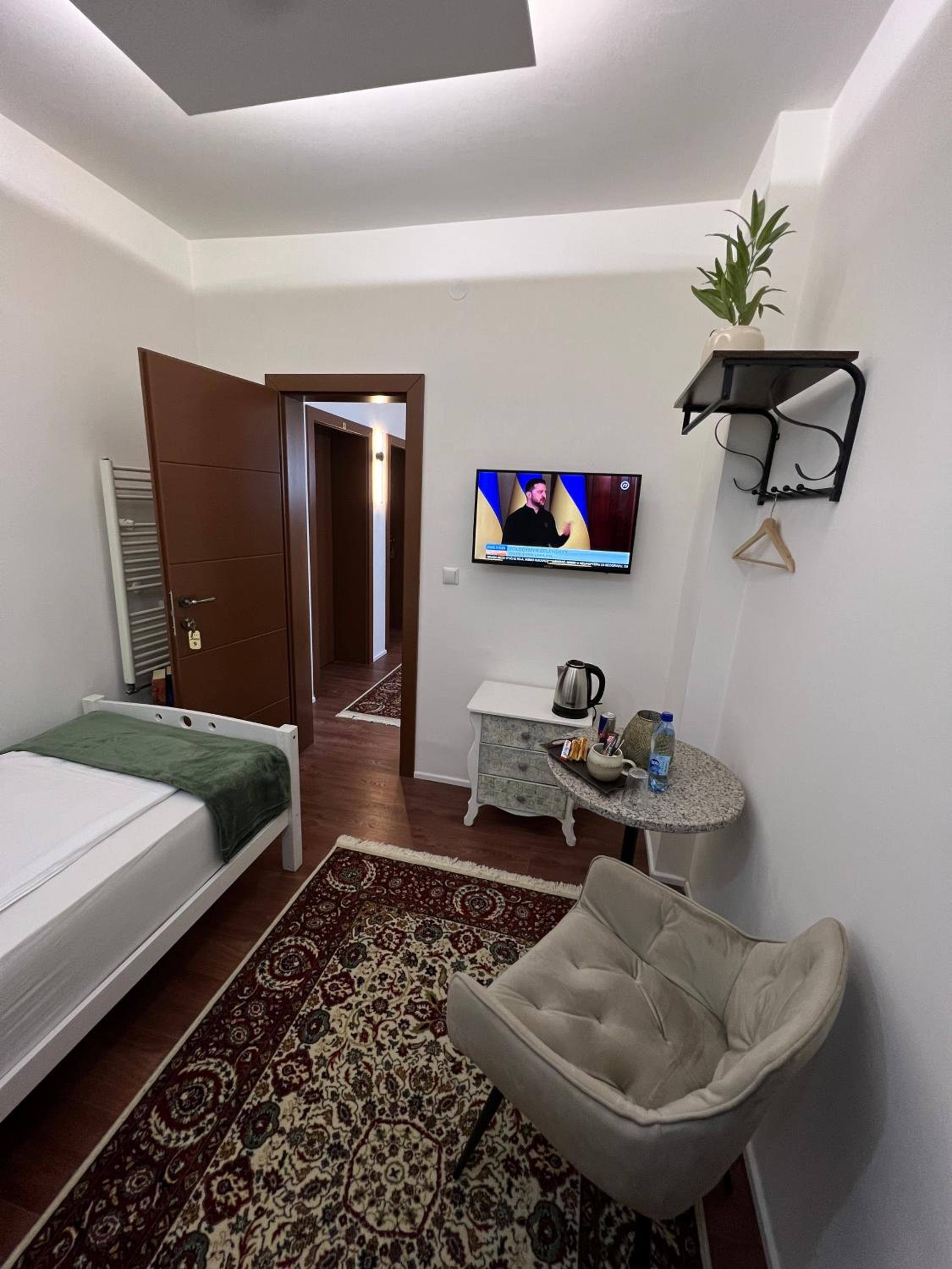 Single Room with Bathroom photo 2