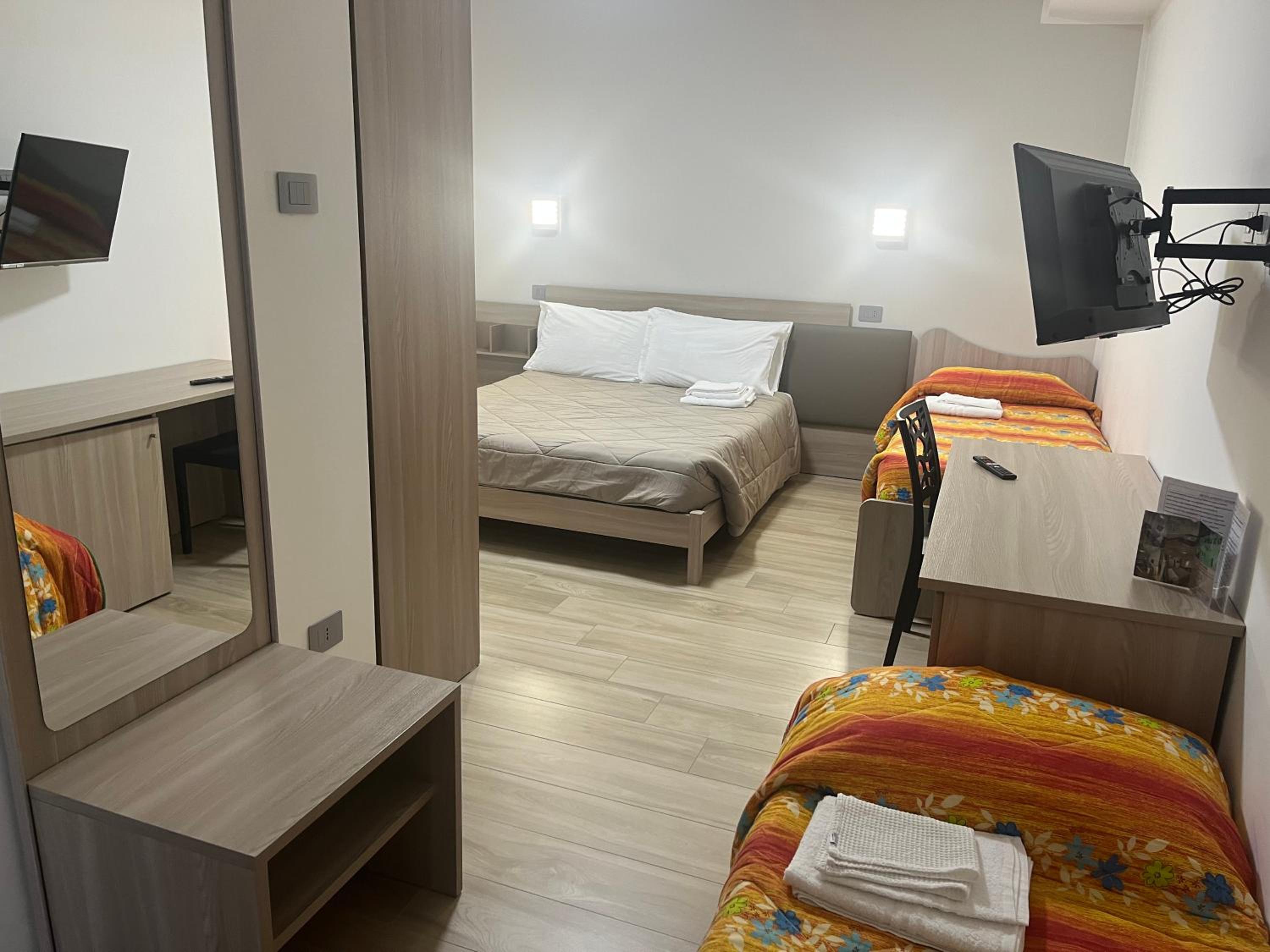 Quadruple Room with Private Bathroom photo 2