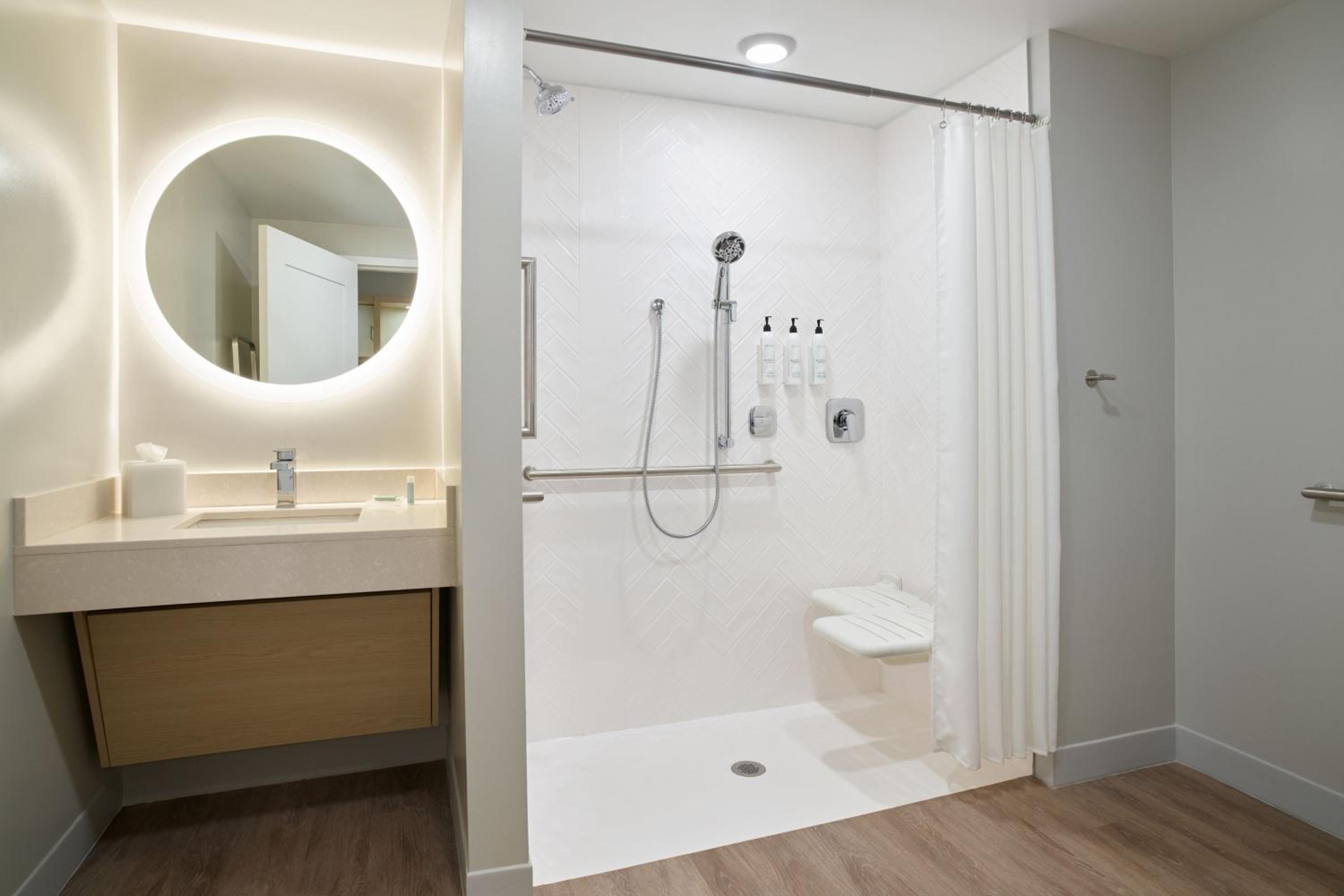 Top Floor, Studio, 2 Queen, Mountain view (Mobility &amp; Hearing Accessible w/ Roll-in Shower) - Photo 7
