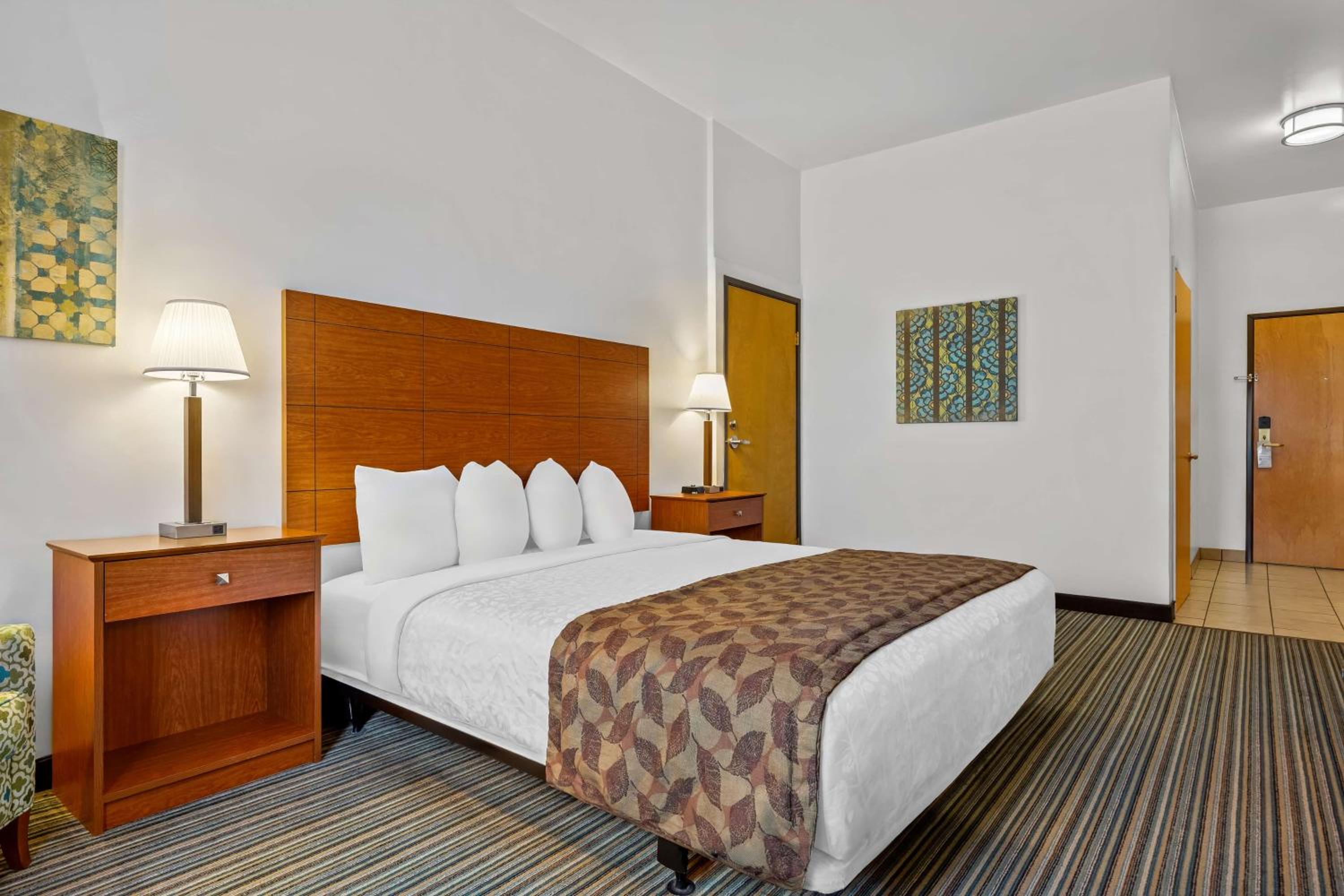 King Room with Roll-in Shower - Disability Access/Non-Smoking photo 2