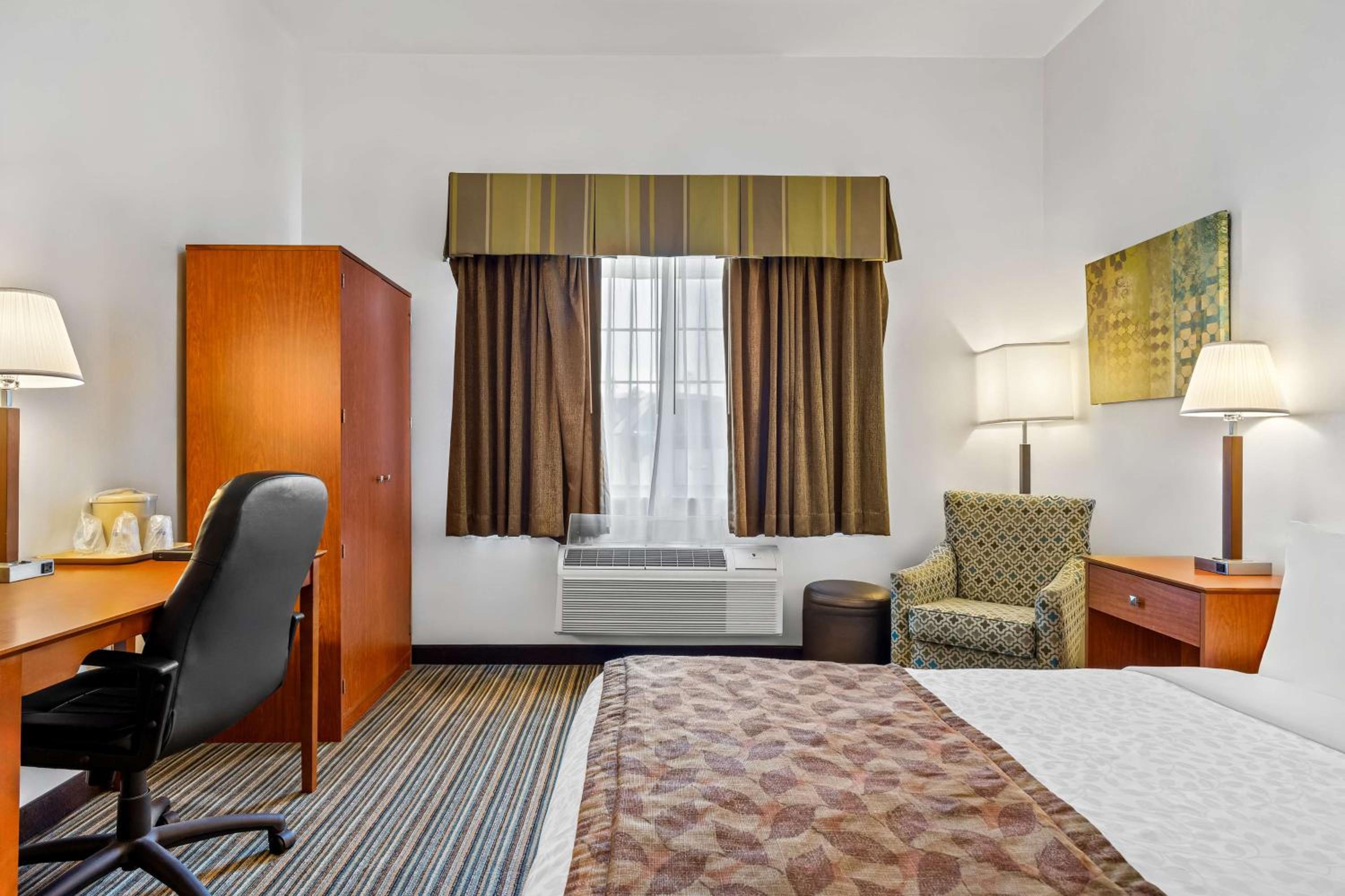 King Room with Roll-in Shower - Disability Access/Non-Smoking photo 3