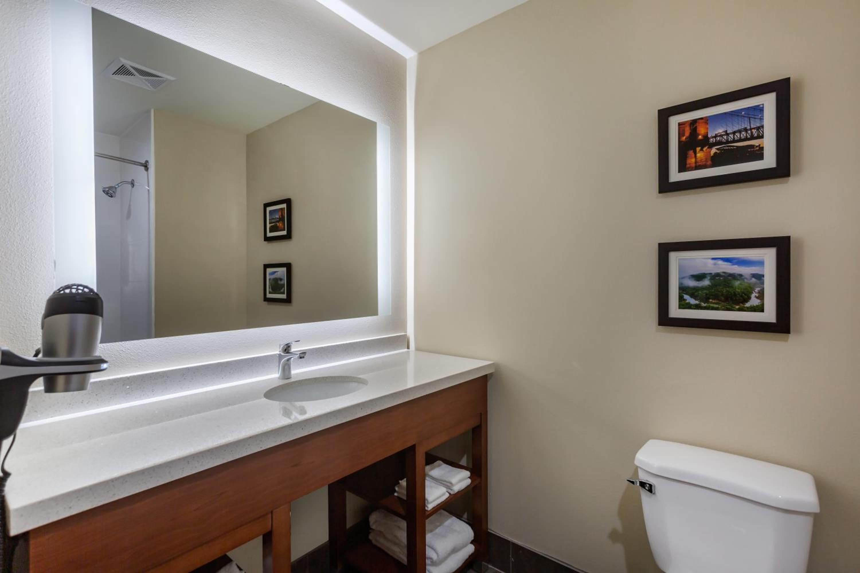 Queen Suite with Two Queen Beds - Non-Smoking photo 1