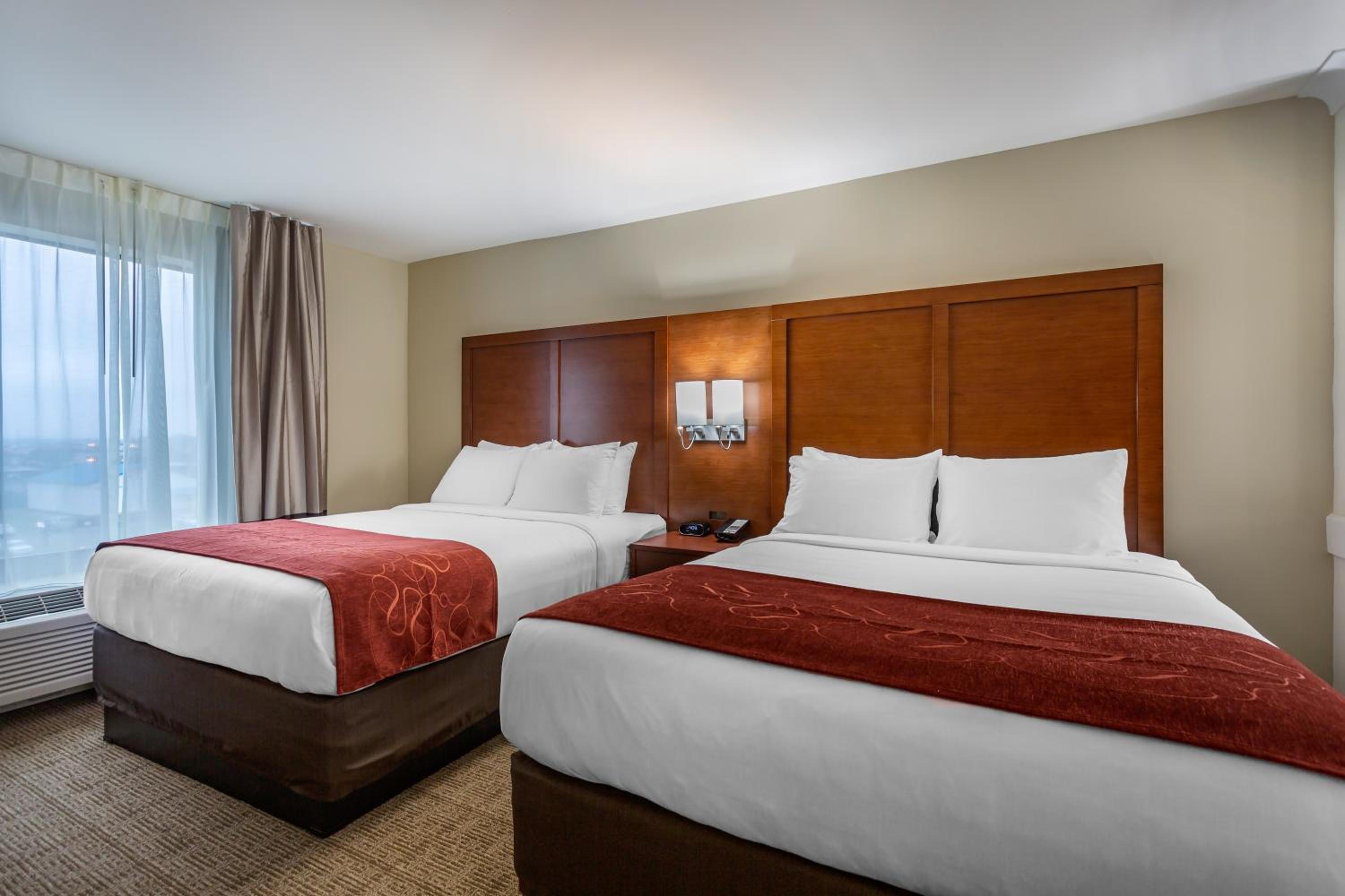 Queen Suite with Two Queen Beds - Non-Smoking photo 3