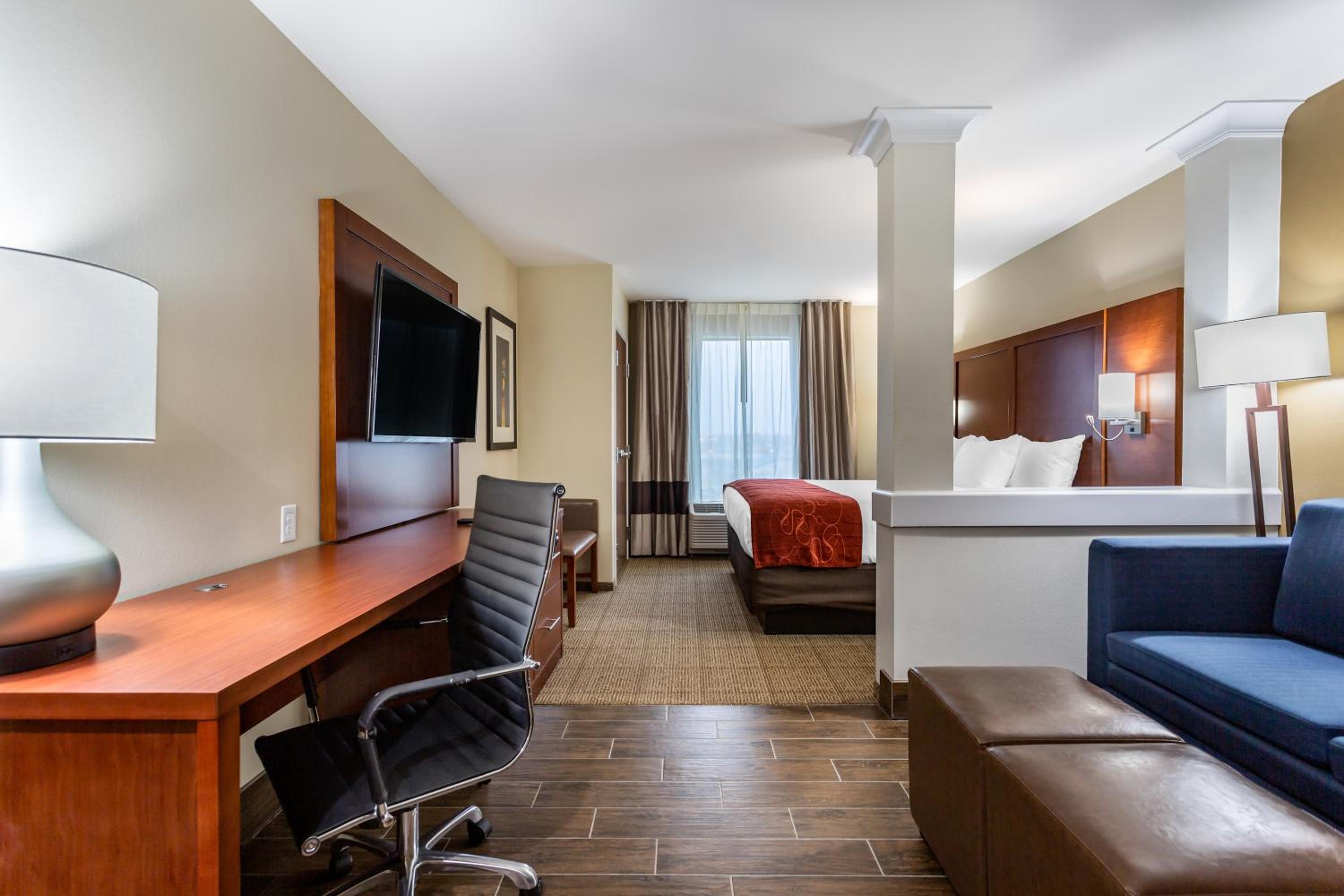 King Suite - Non-Smoking photo 2