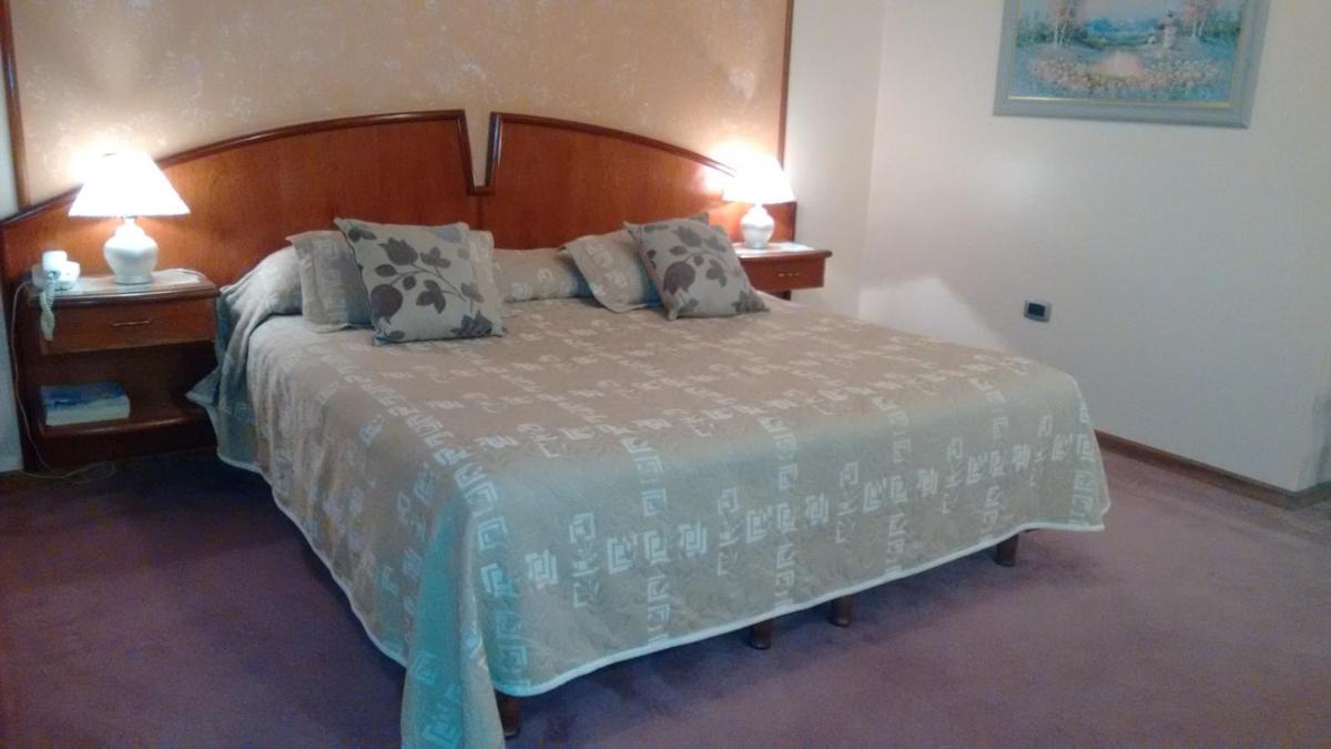 Deluxe King Suite photo 1