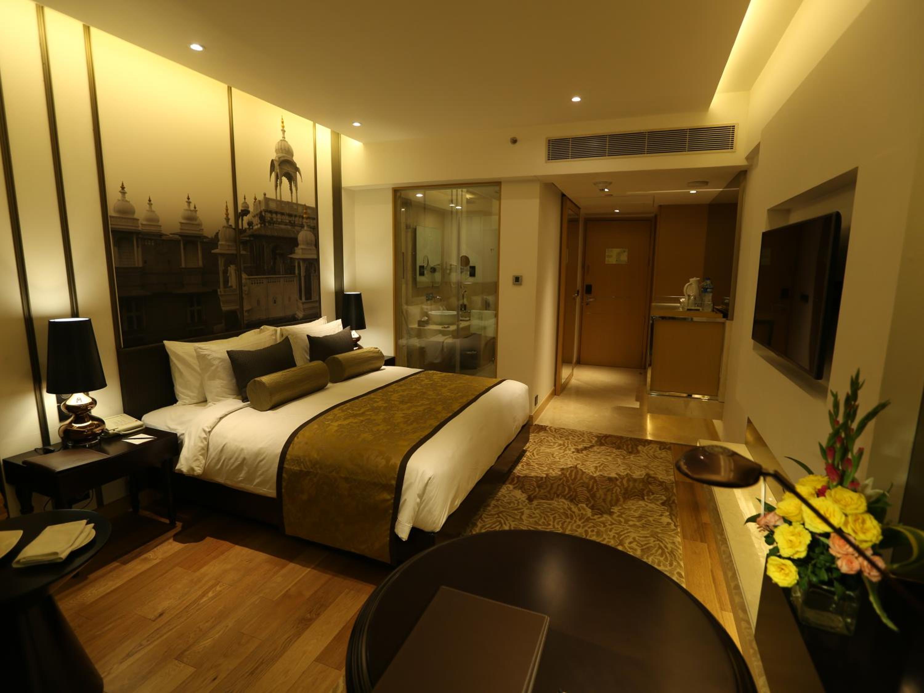 Superior King - 15% off on One-way Airport Transfers, Spa, Food & Beverage & Laundry