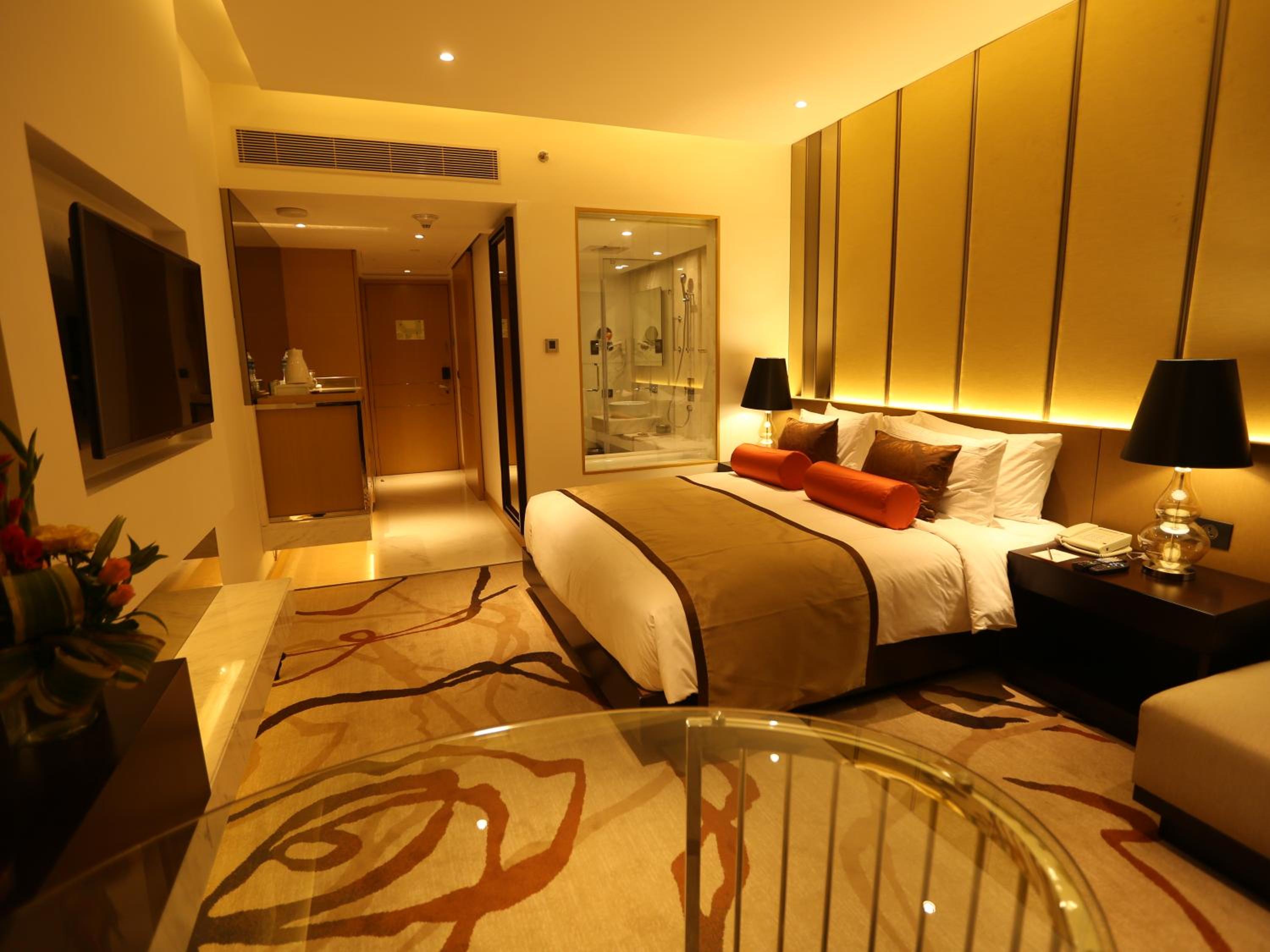 Premium King - 15% off on One-way Airport Transfers, Spa, Food & Beverage & Laundry