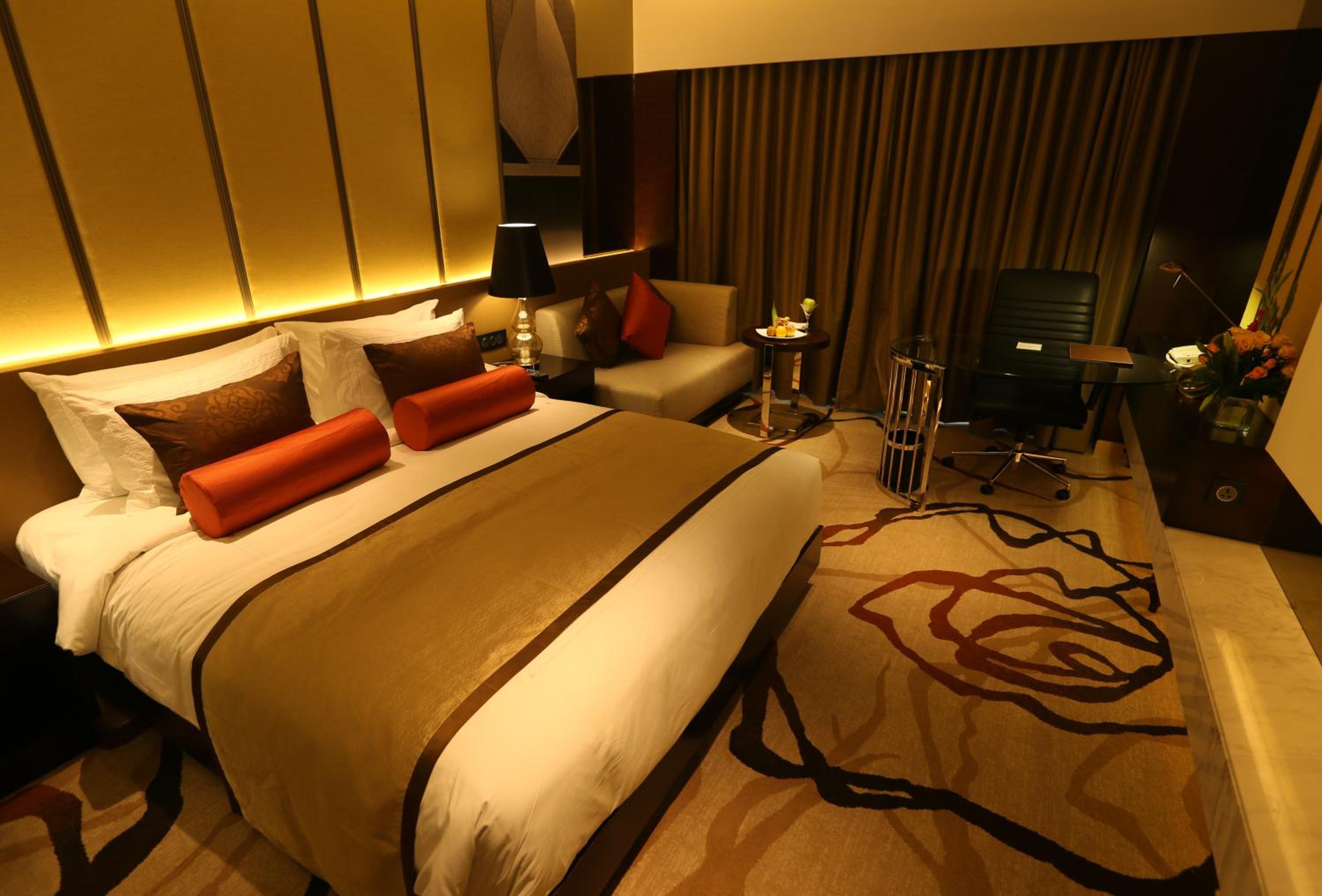 Premium Luxury Suite - 15% off on One-way Airport Transfers, Spa, Food & Beverage & Laundry thumbnail 5