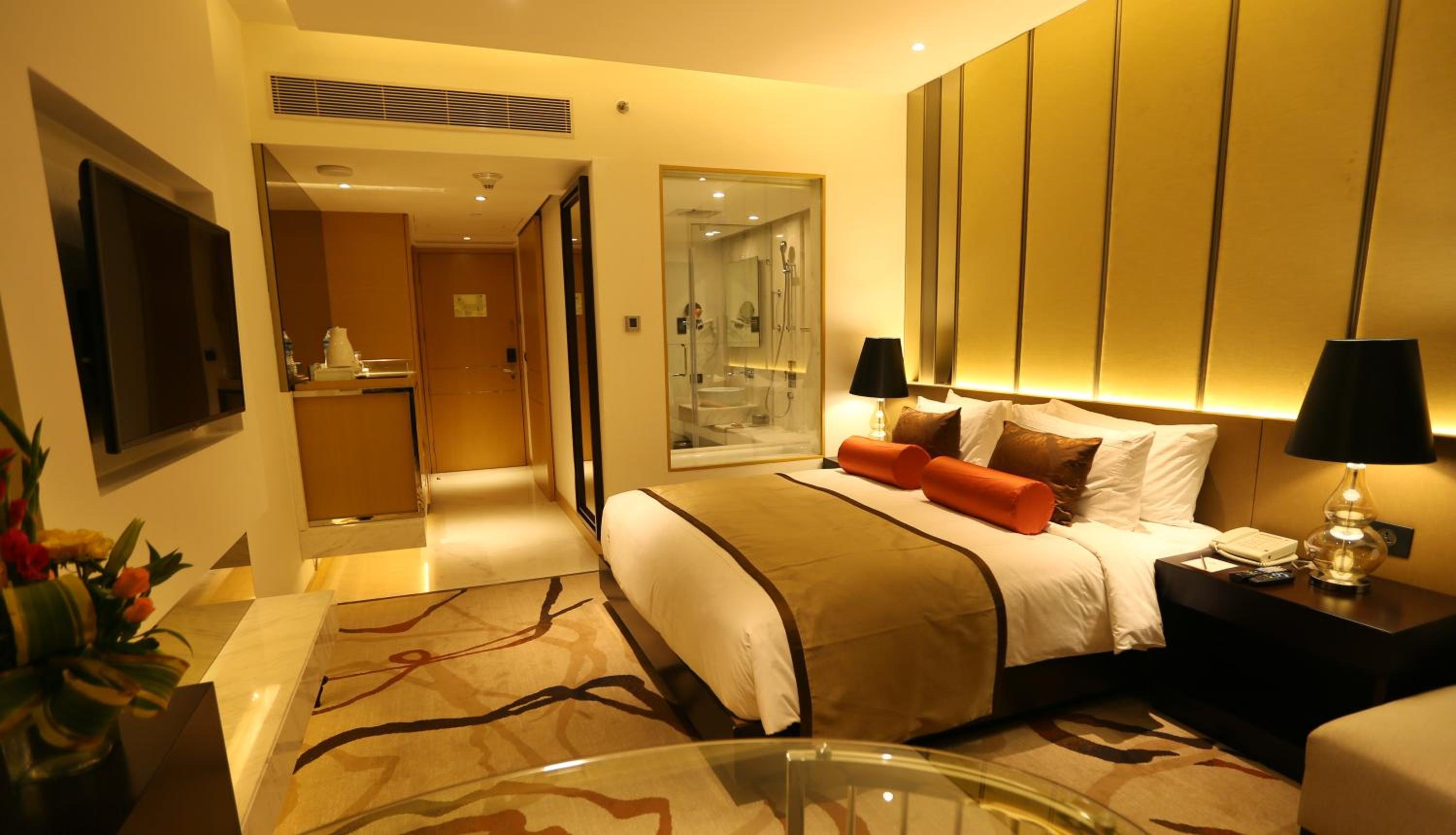 Premium King - 15% off on One-way Airport Transfers, Spa, Food & Beverage & Laundry