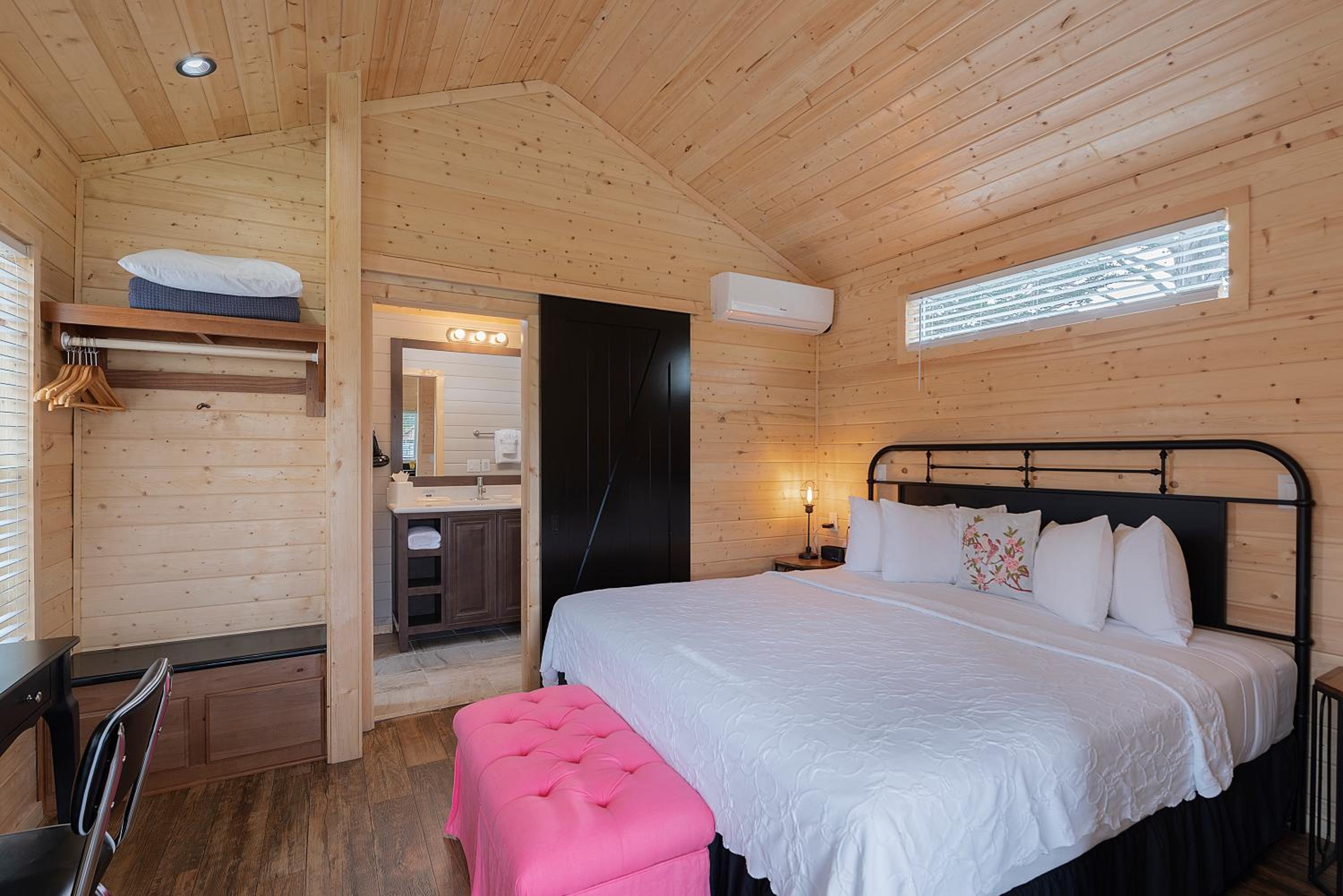 Deluxe Studio Cottage with Kitchenette - Photo 2