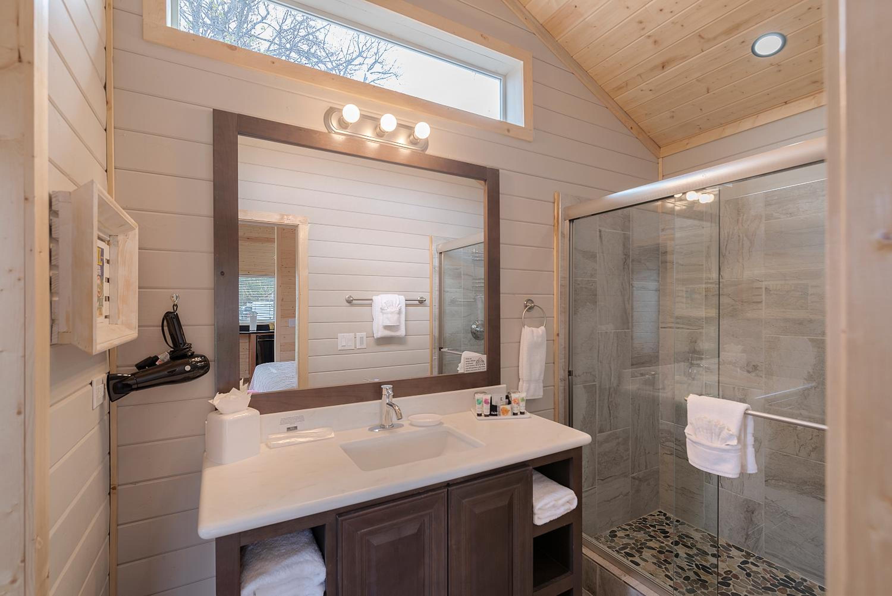 Deluxe Studio Cottage with Kitchenette - Photo 3