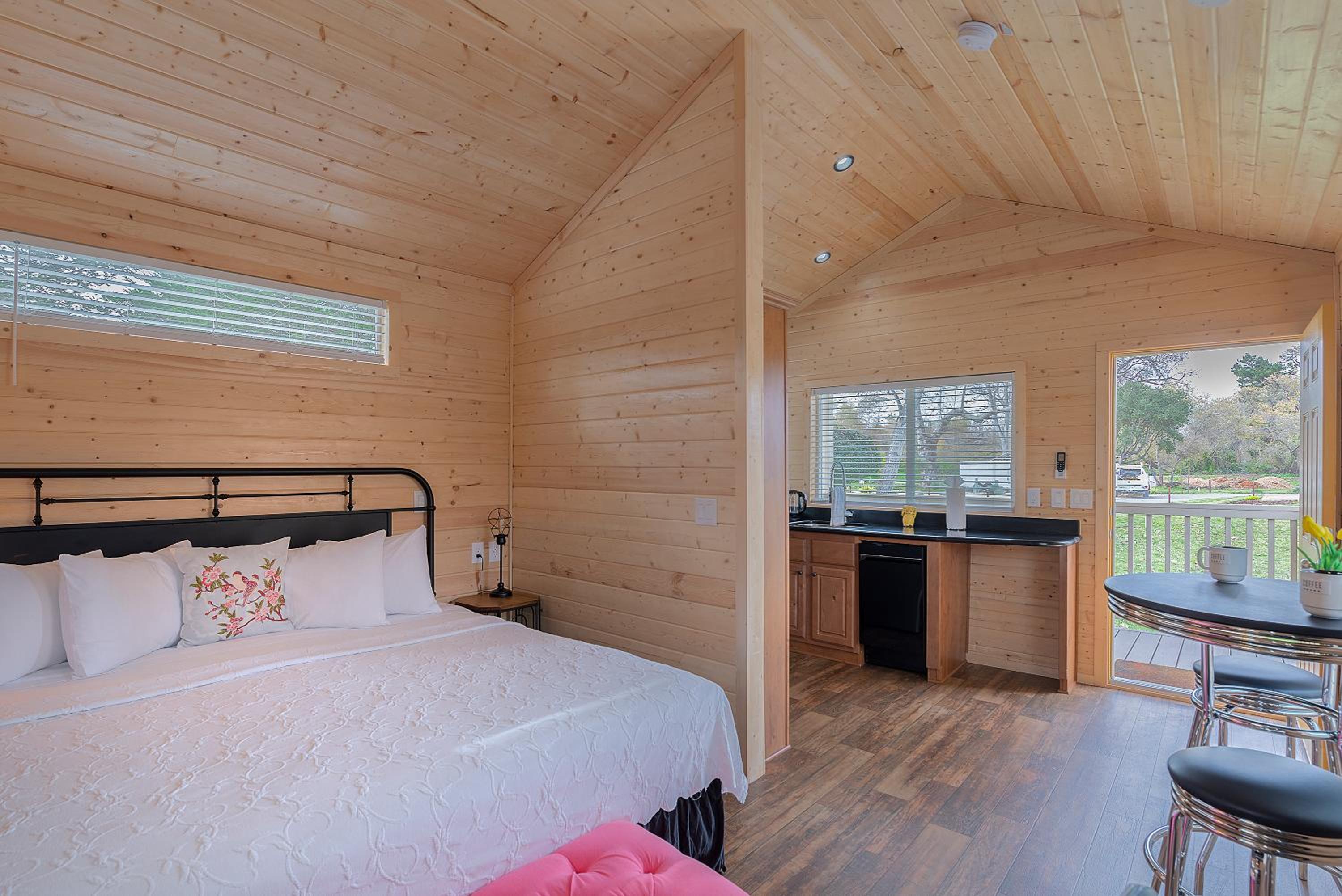 Deluxe Studio Cottage with Kitchenette - Photo 4