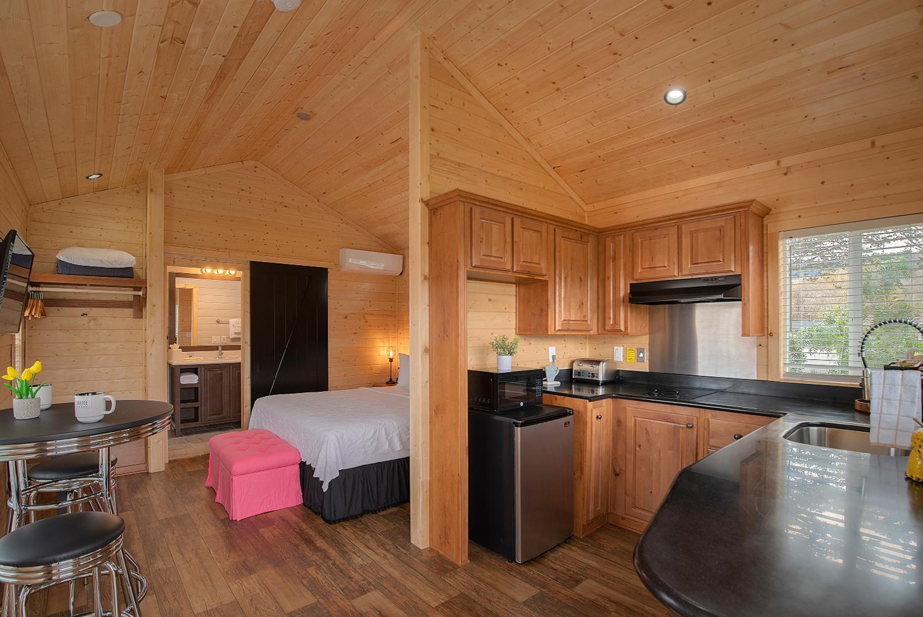Deluxe Studio Cottage with Kitchenette - Photo 1