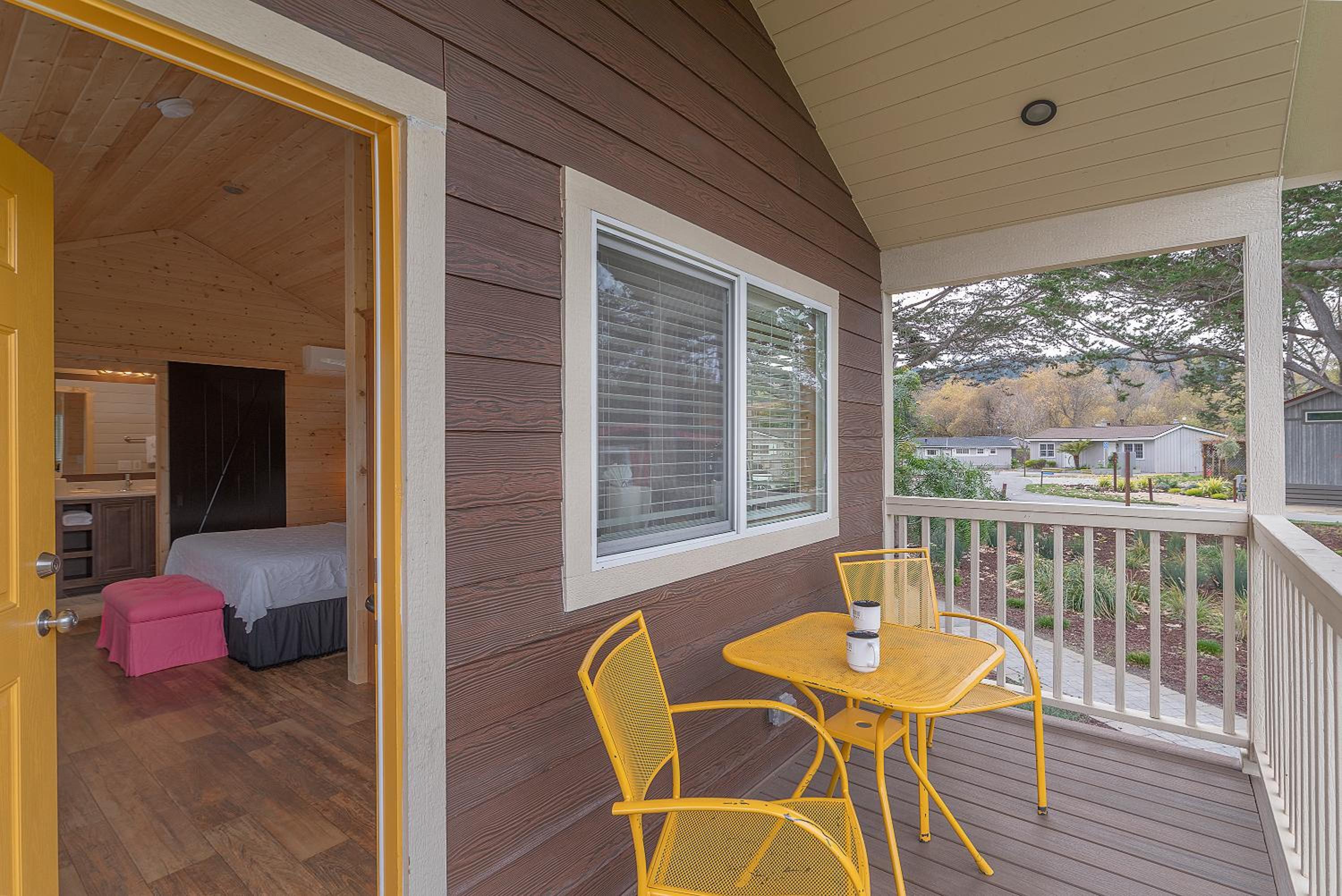 Deluxe Studio Cottage with Kitchenette - Photo 5
