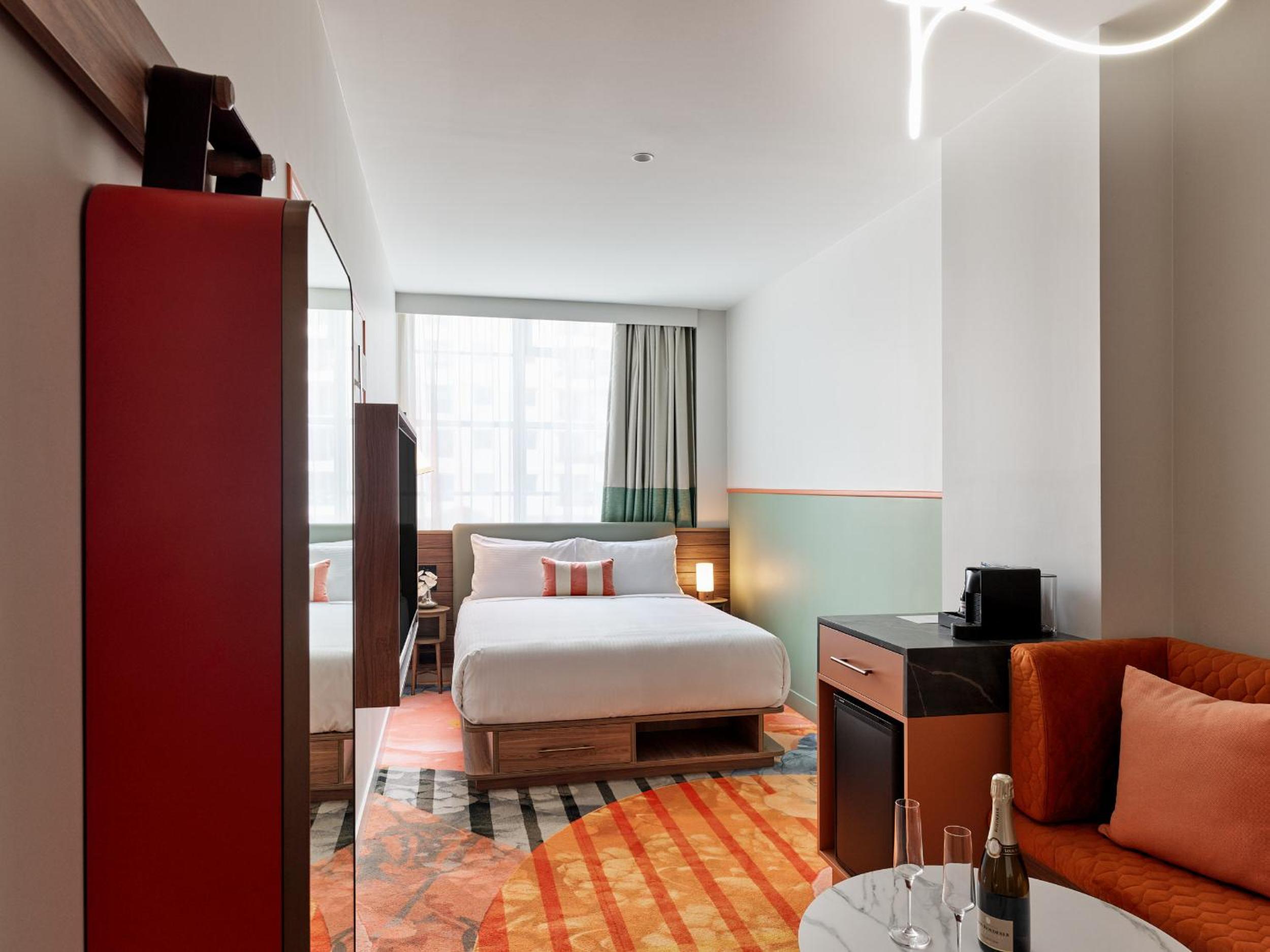Superior Queen Room and Classic Single Room on Same Floor