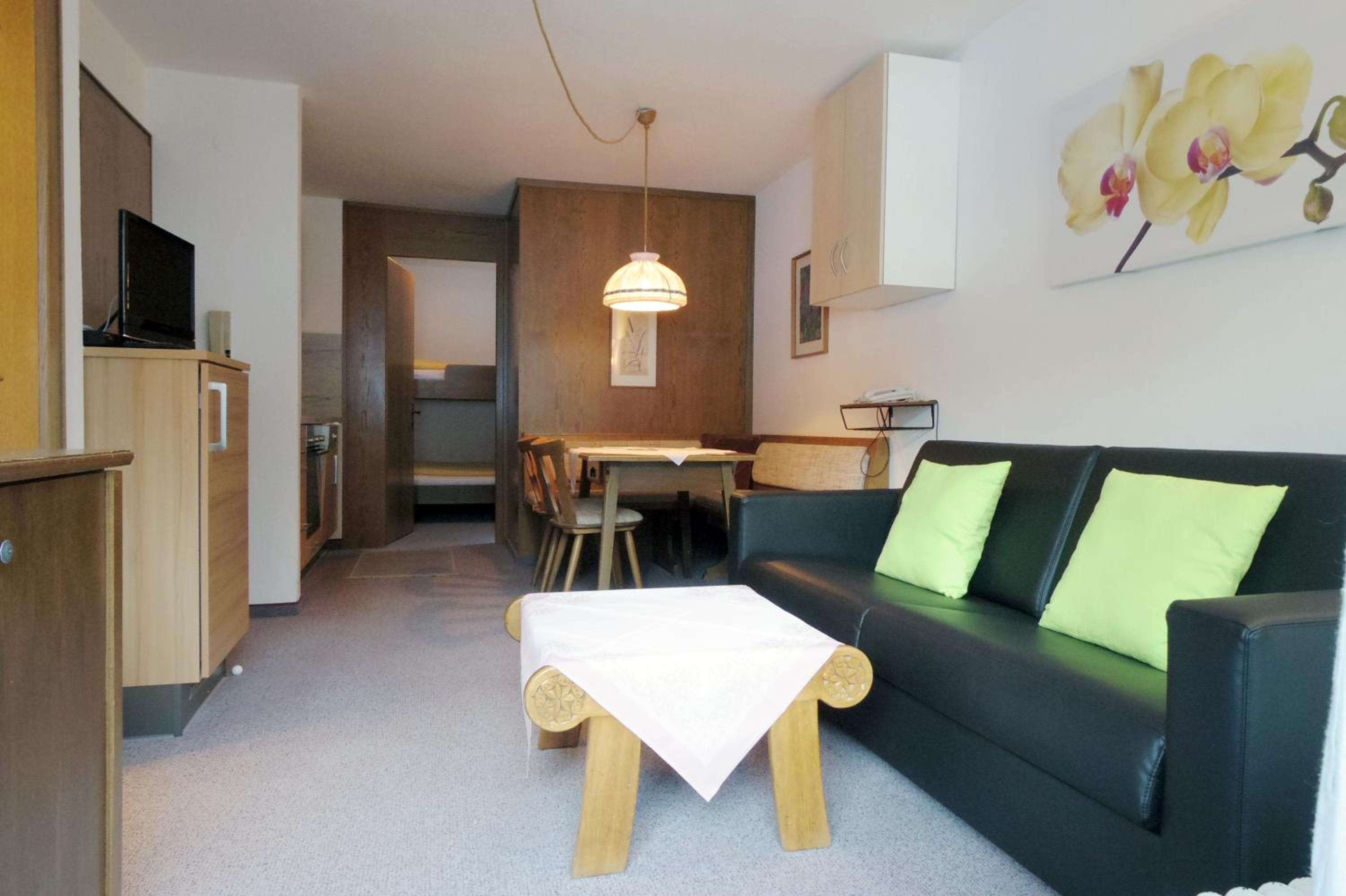 One-Bedroom Apartment with Balcony Top 1 photo 3