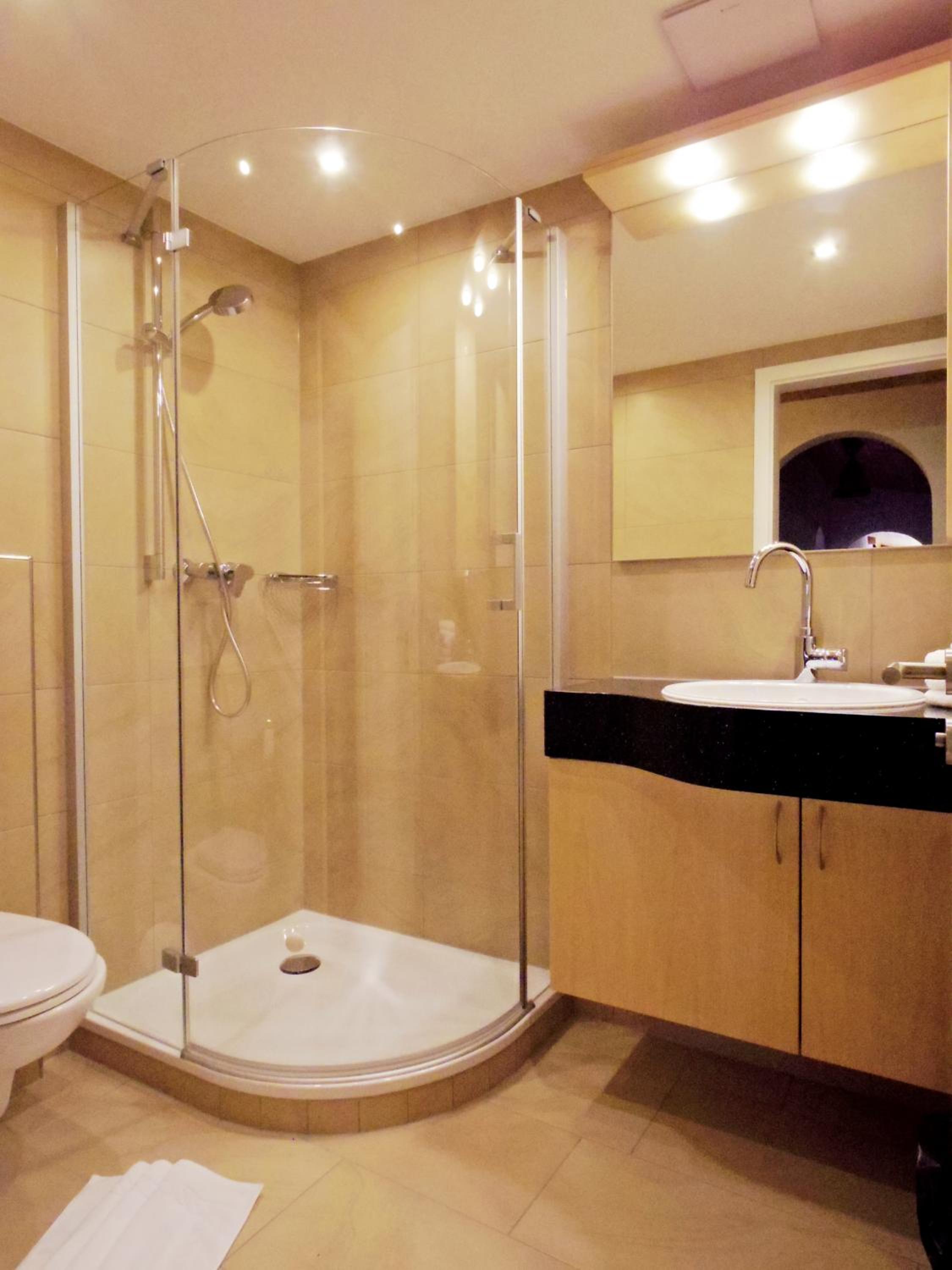 Four-Bedroom Apartment with Balcony  photo 2