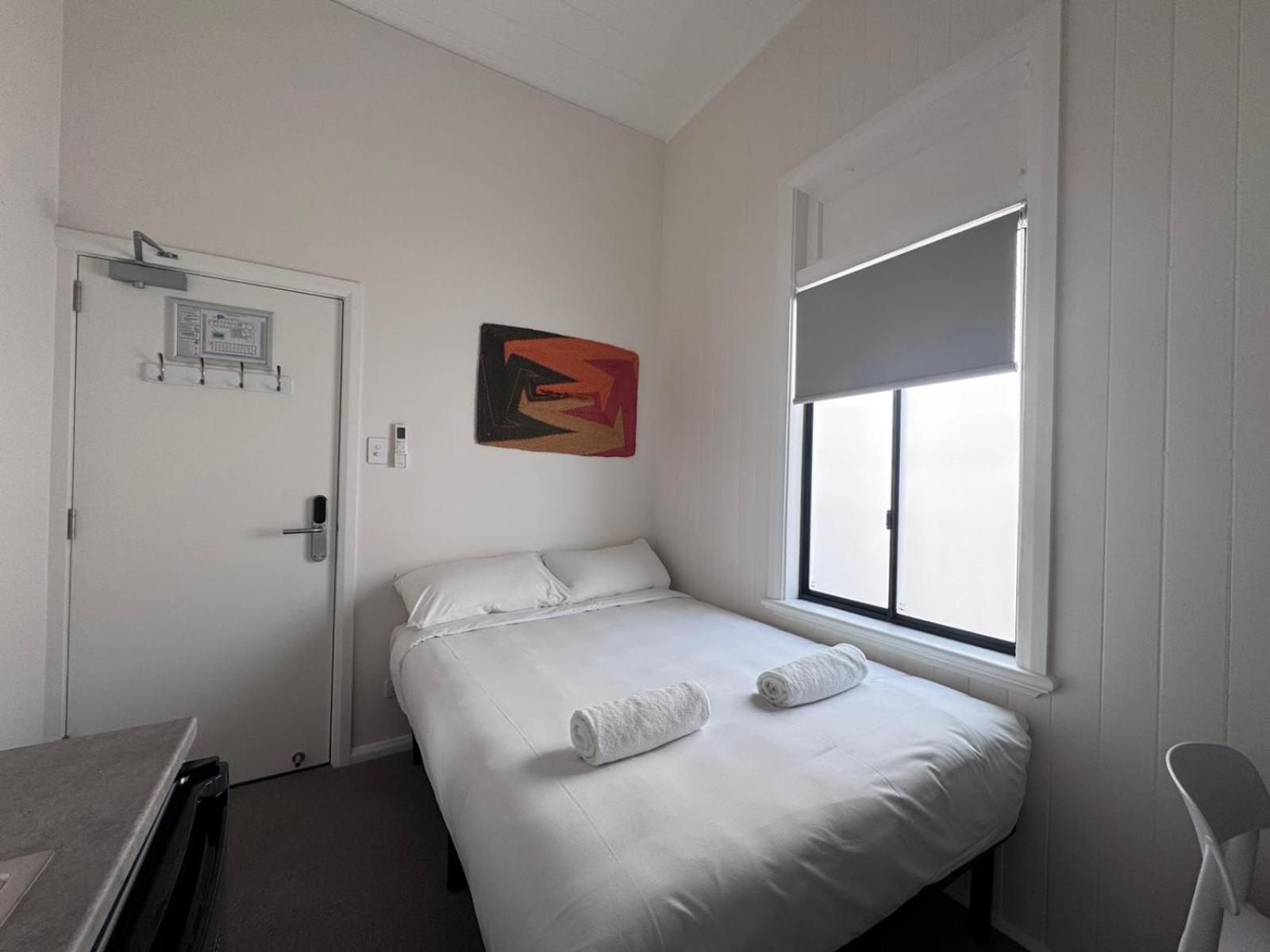 Cliveden Double With Shared Bathroom & A/C