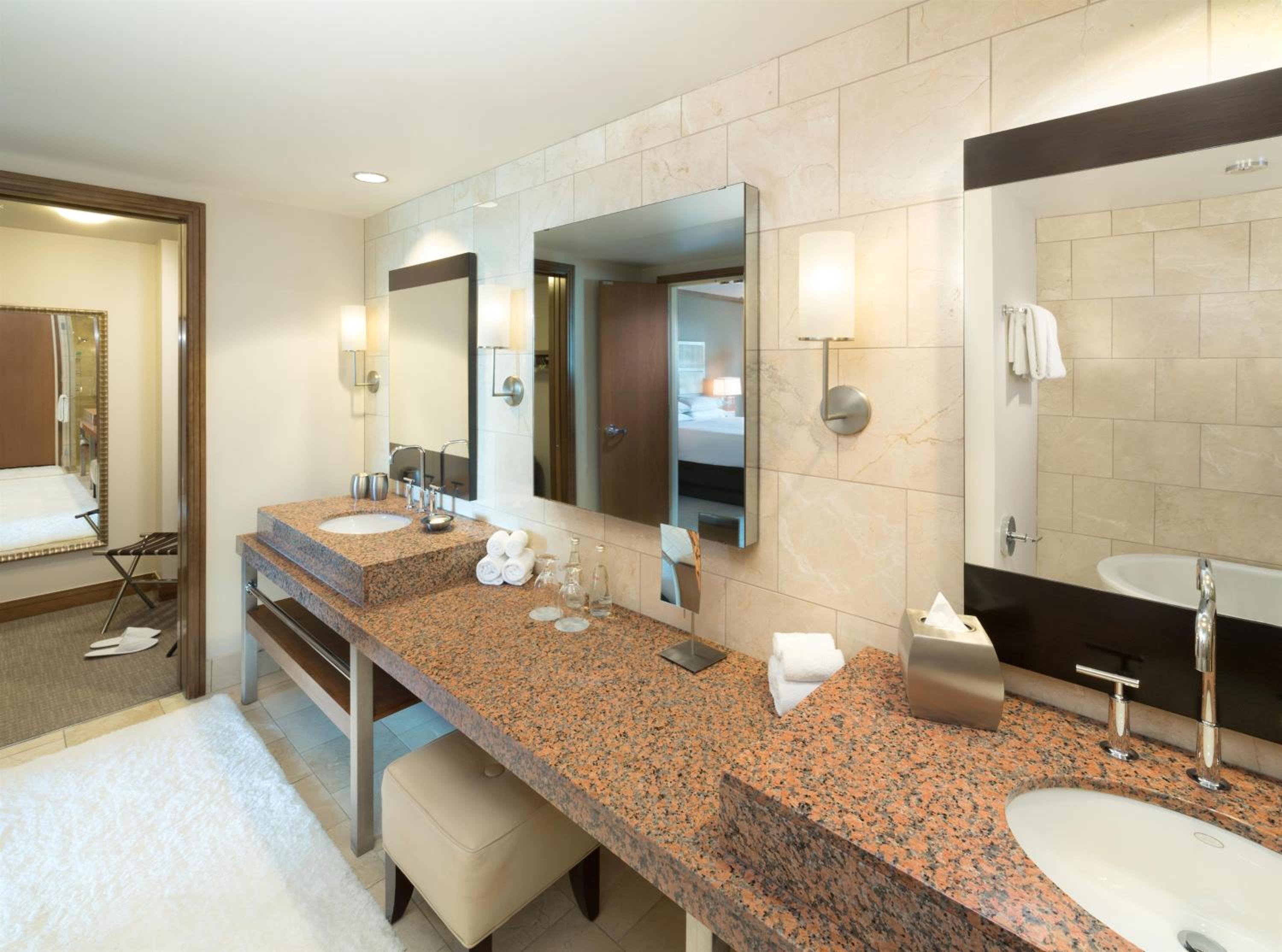 Queen Room with Two Queen Beds and Bath Tub - Mobility Access