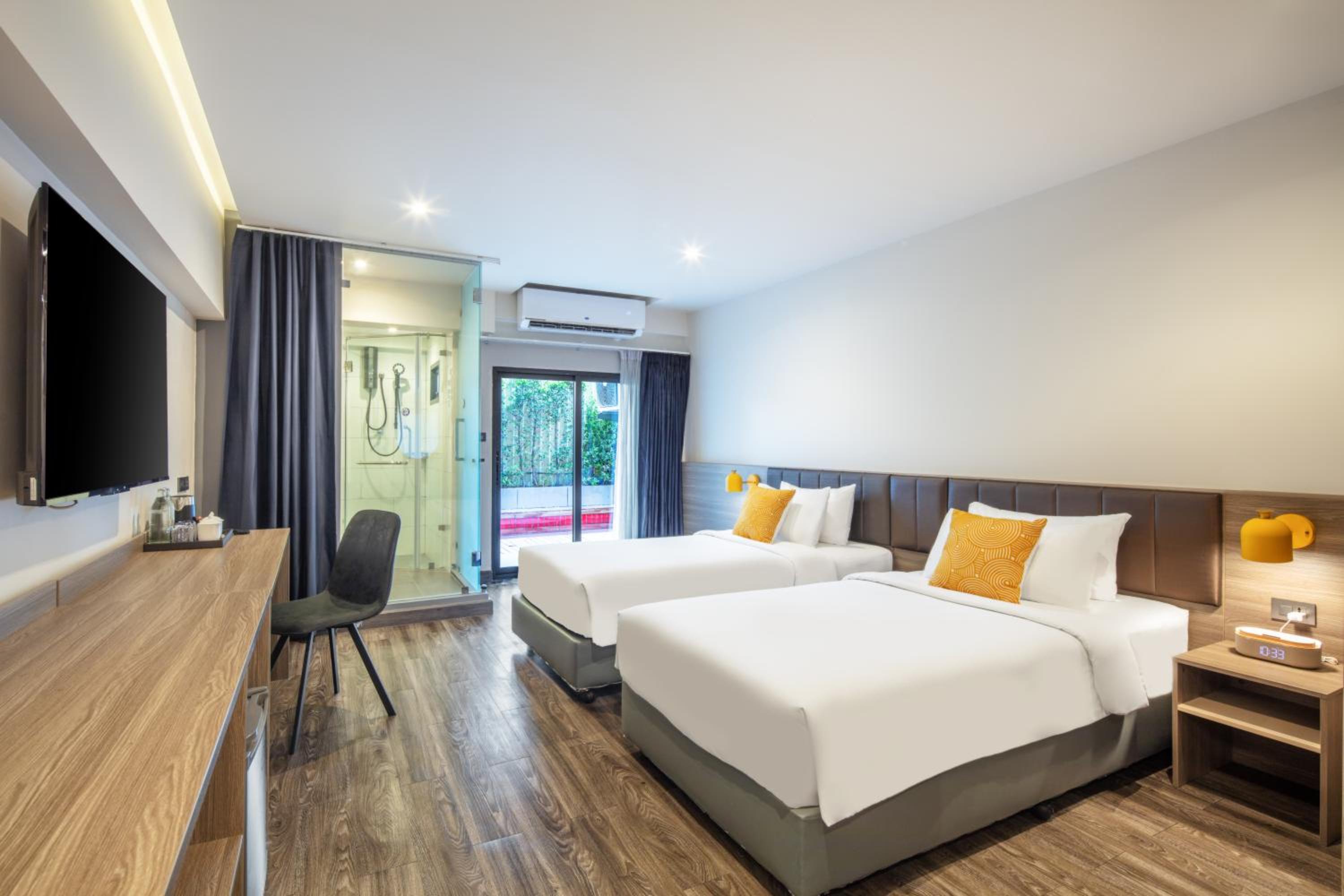 Deluxe Twin Room with Shower - Non-Smoking/Poolside