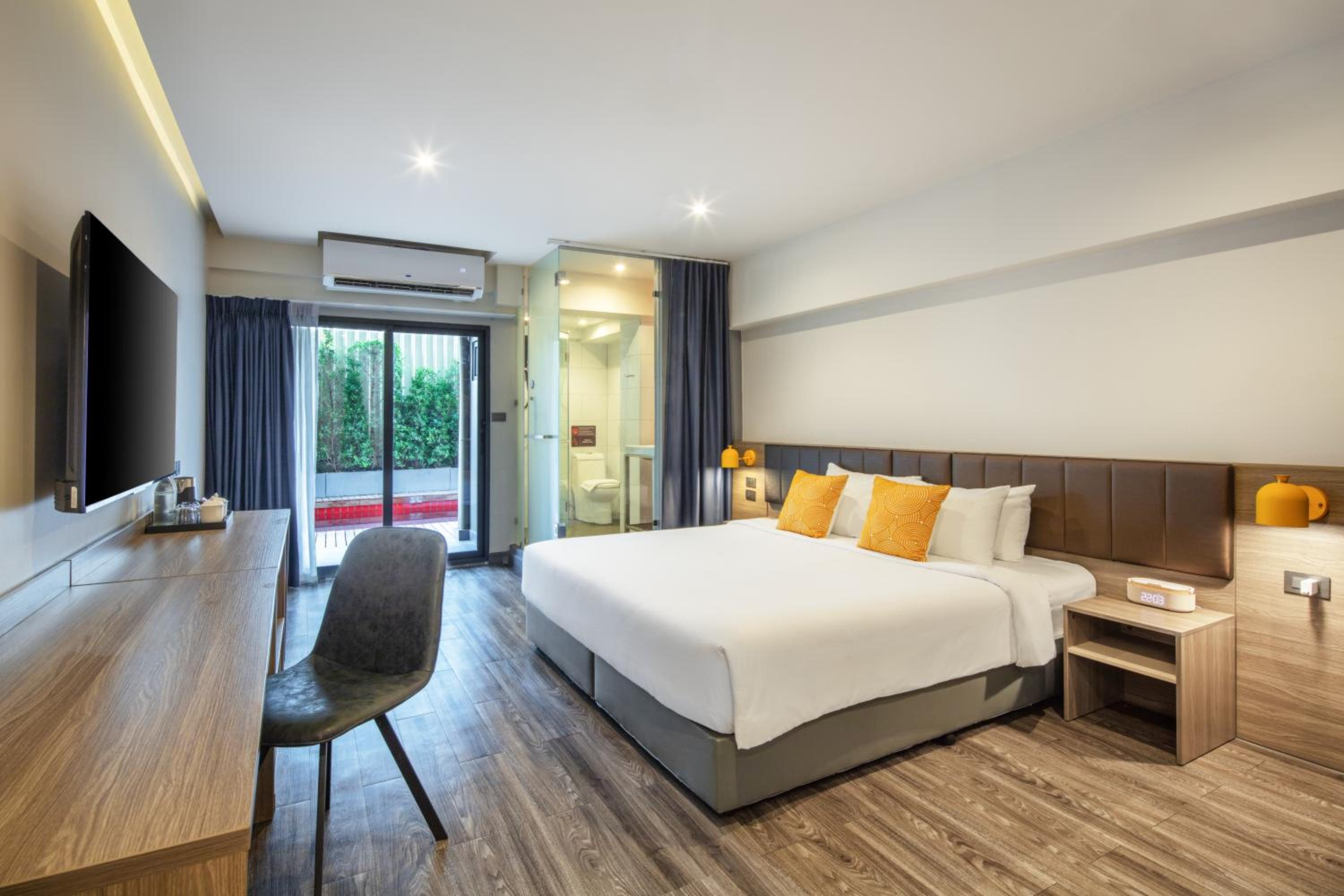 Deluxe King Room with Shower - Poolside/Non-Smoking photo 2