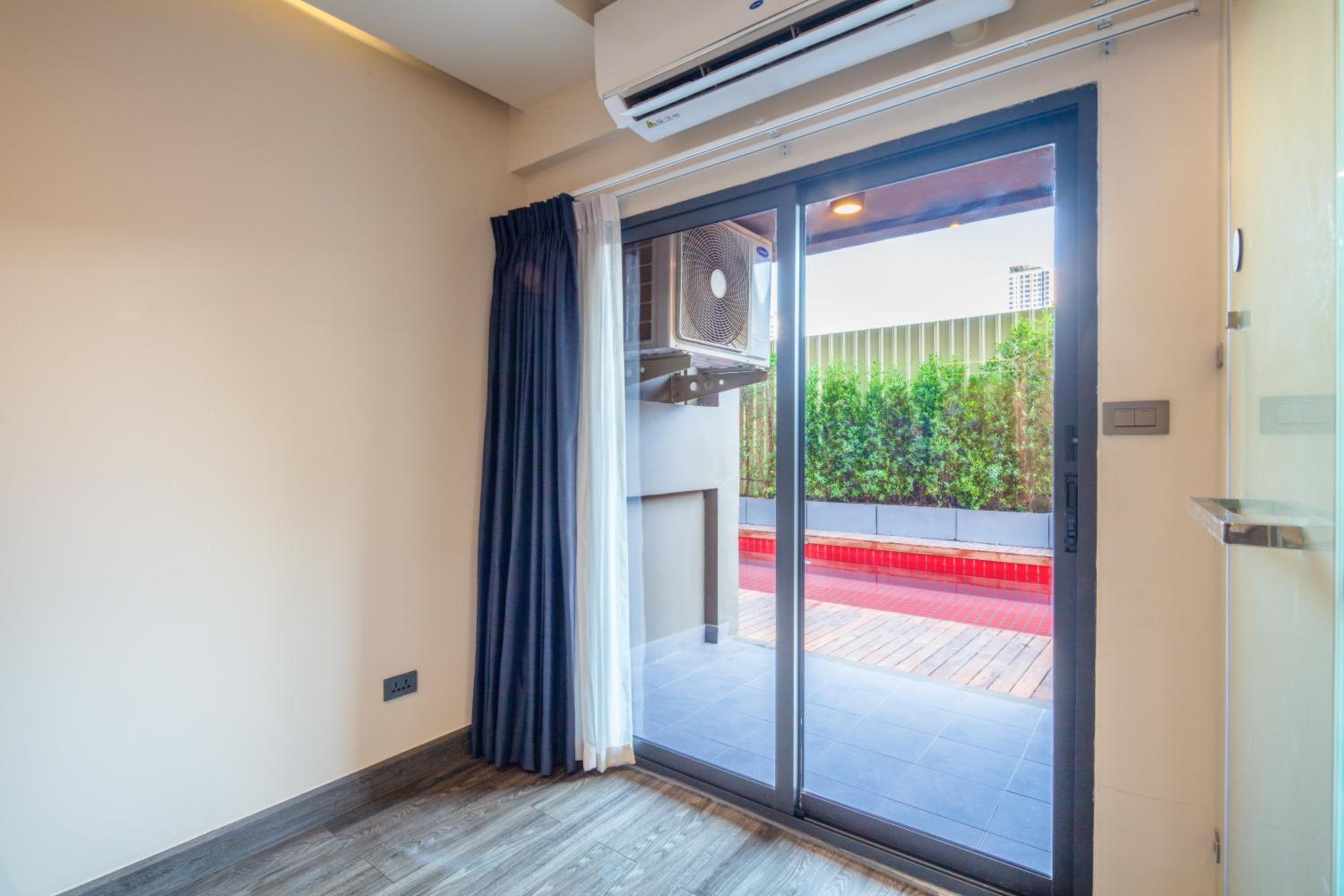 Deluxe King Room with Shower - Poolside/Non-Smoking