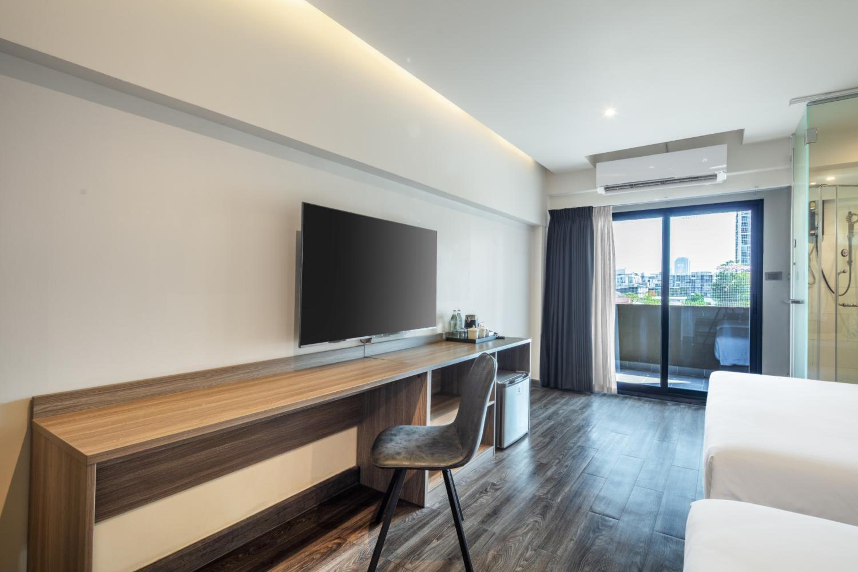 Deluxe Room with One King and One Single Bed and Shower - Non-Smoking