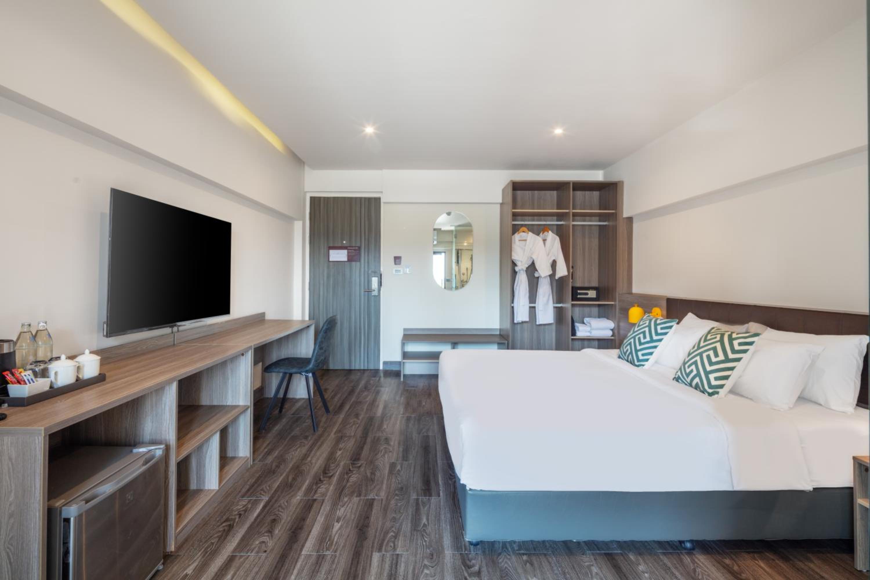 Deluxe King Room with Shower - Non-Smoking