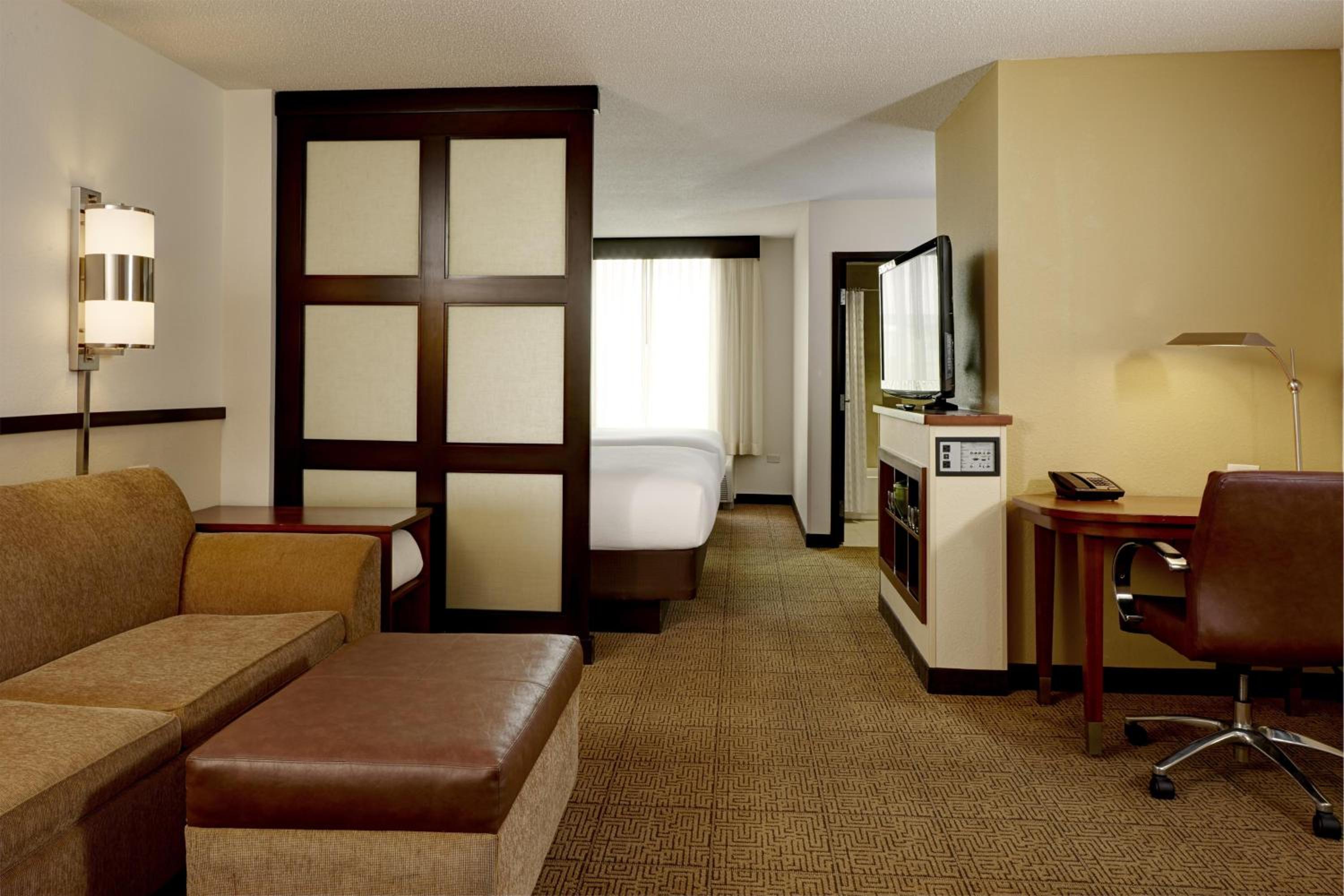 Queen Room with Two Queen Beds and Sofa Bed - High Floor - Photo 2