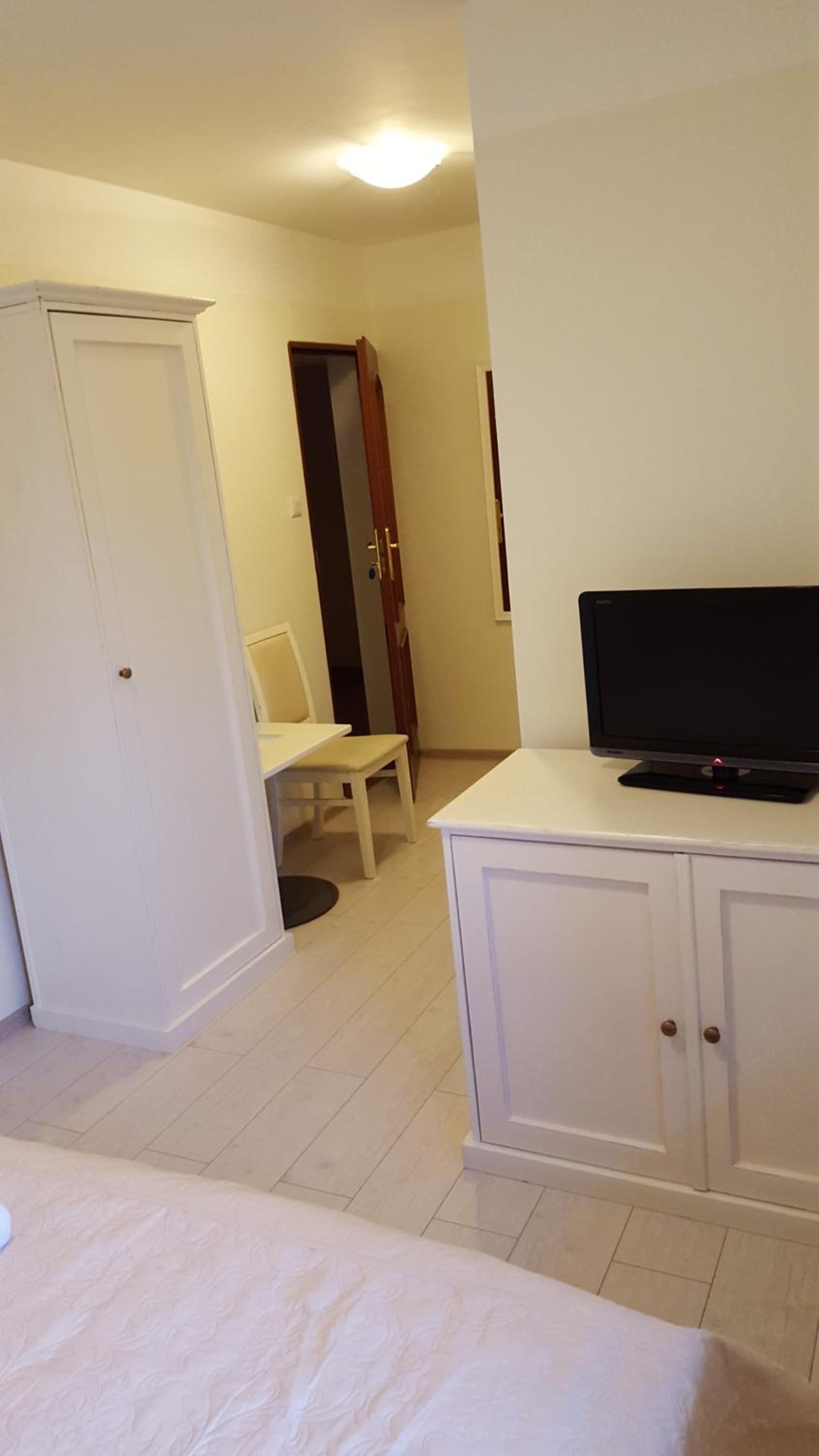Double Room - Photo 9