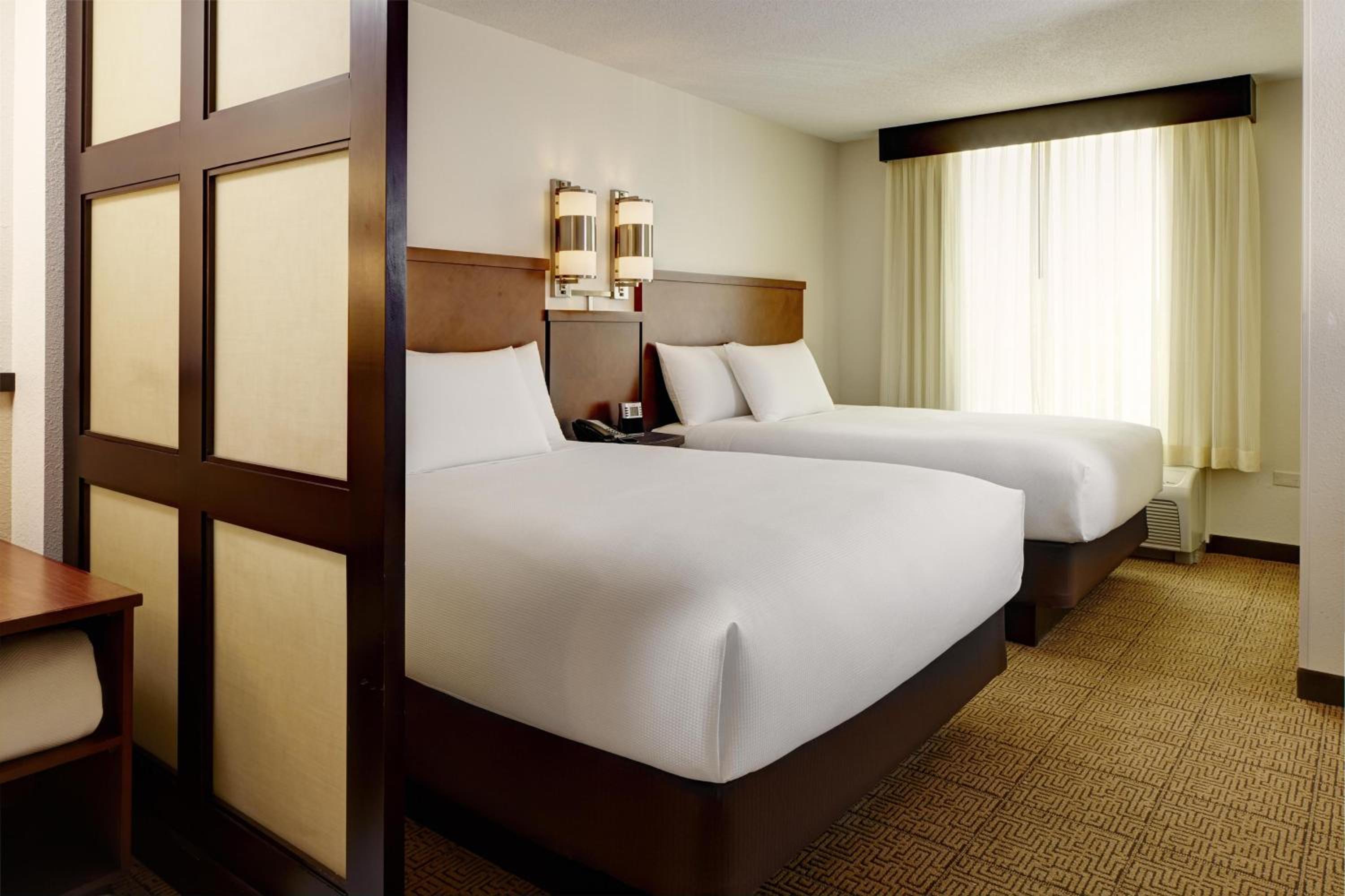 Queen Room with Two Queen Beds and Sofa Bed - High Floor - Photo 3