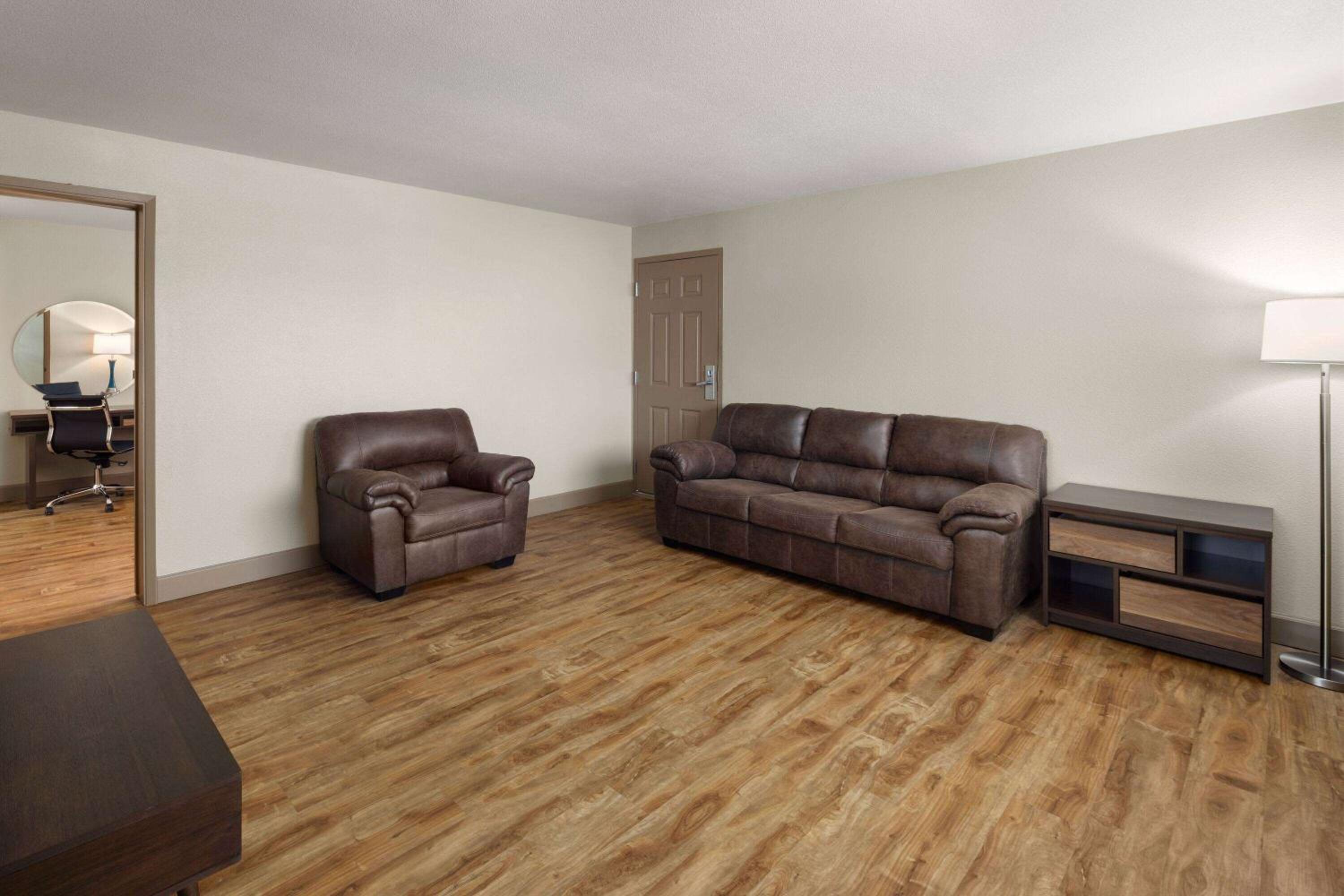 One-Bedroom Queen Suite - Non-Smoking photo 2