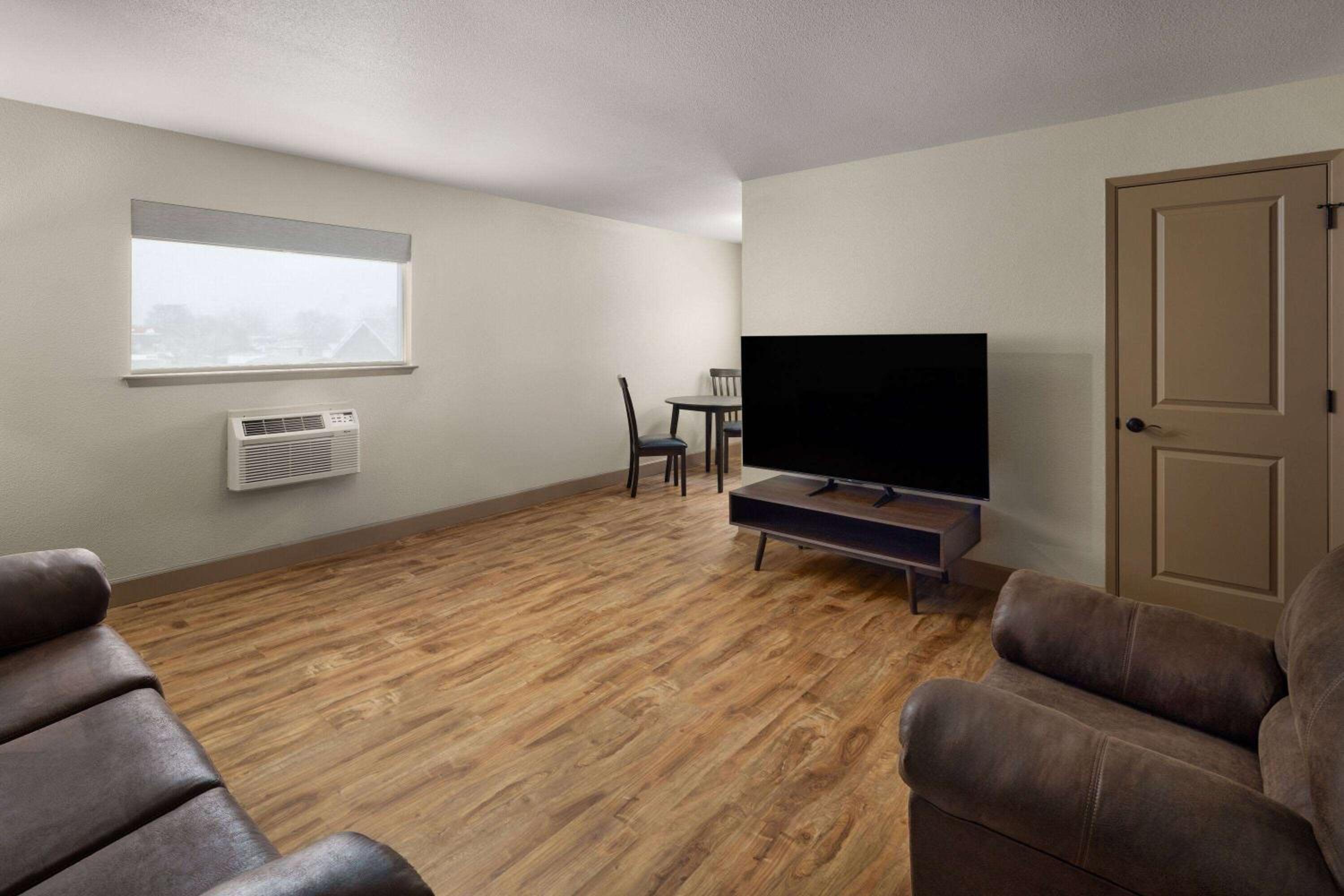 One-Bedroom Queen Suite - Non-Smoking