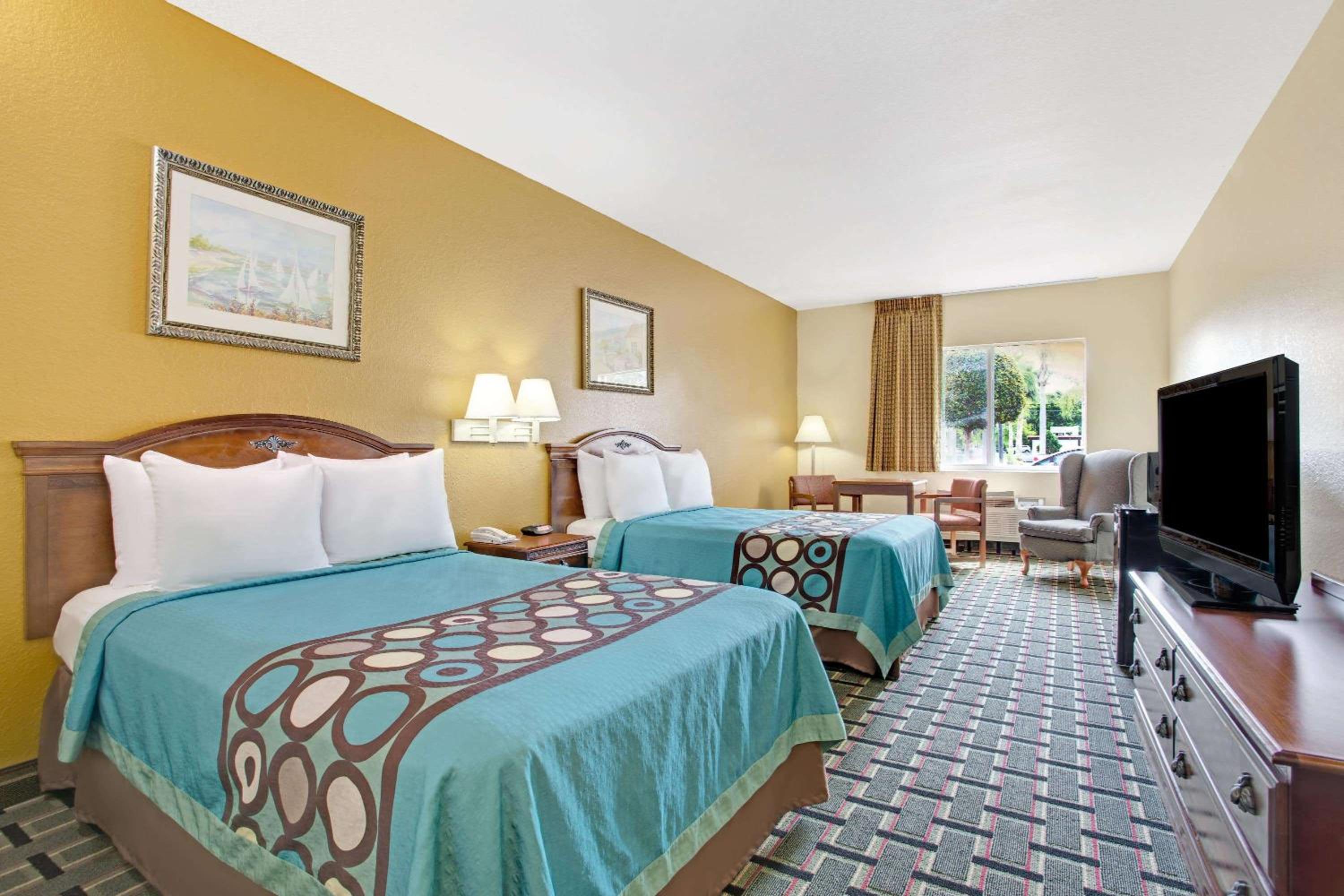 Queen Room with Two Queen Beds - Non-Smoking - Photo 3