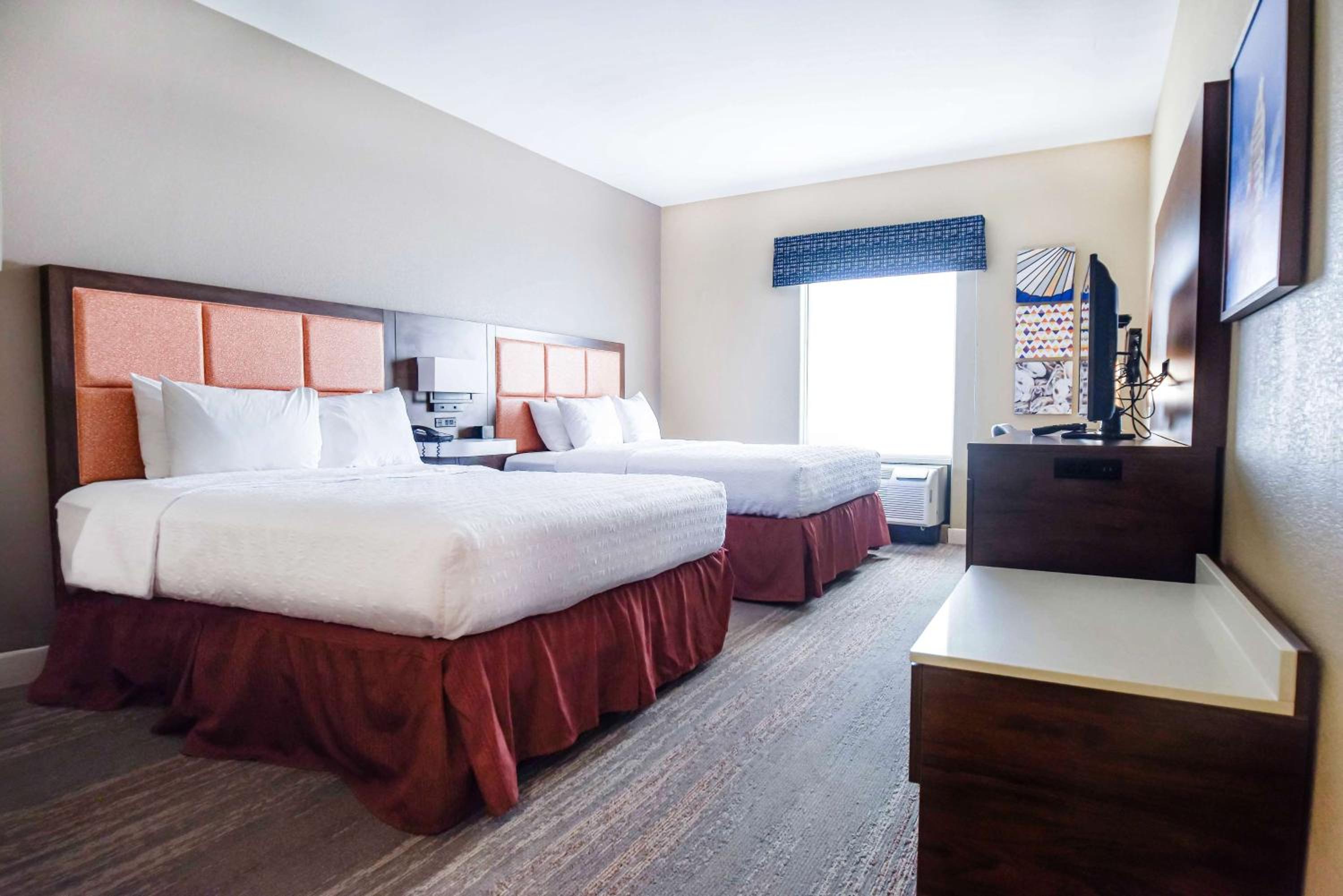 Room with Two Queen Beds - Non-Smoking - Photo 4