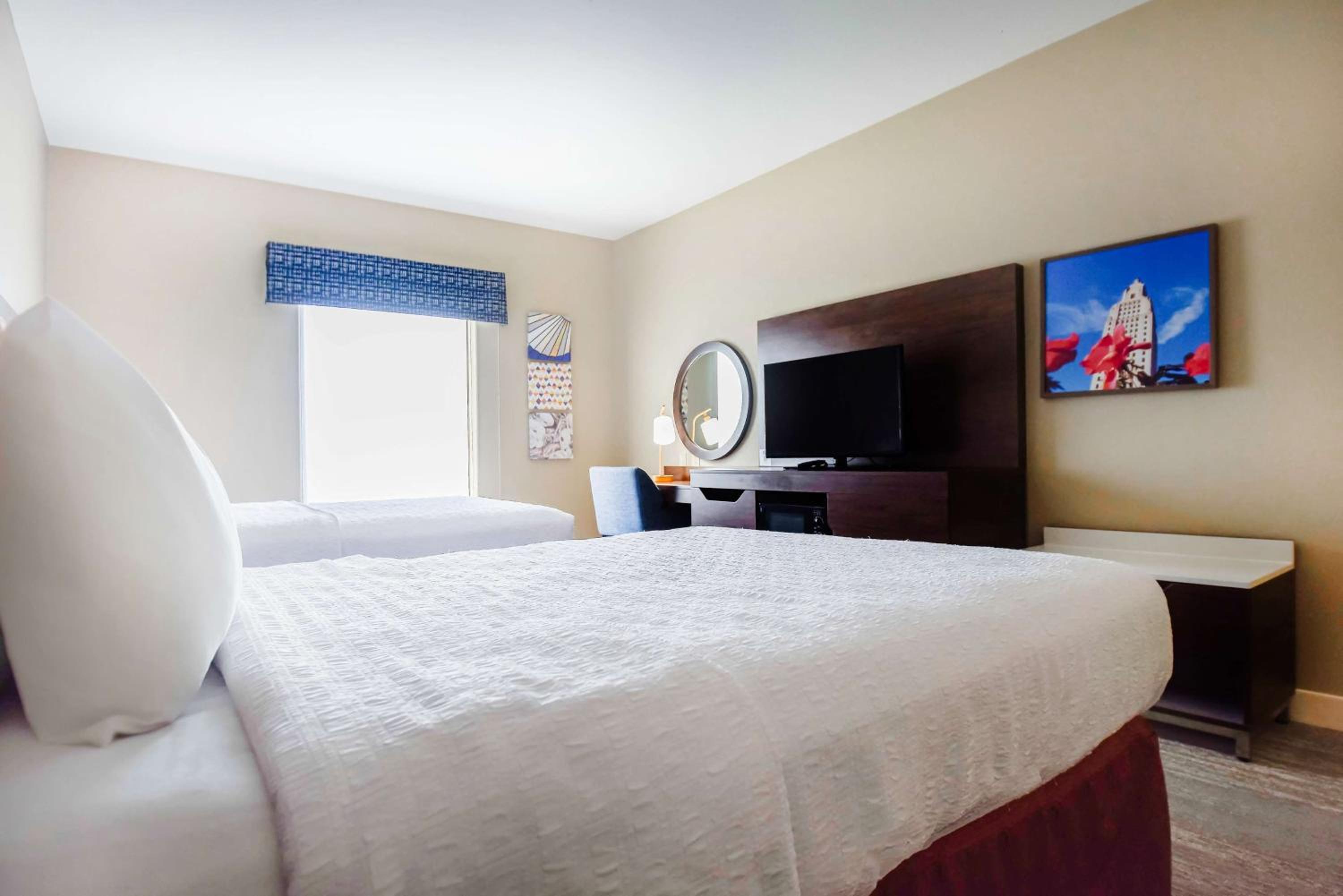 Room with Two Queen Beds - Non-Smoking - Photo 2