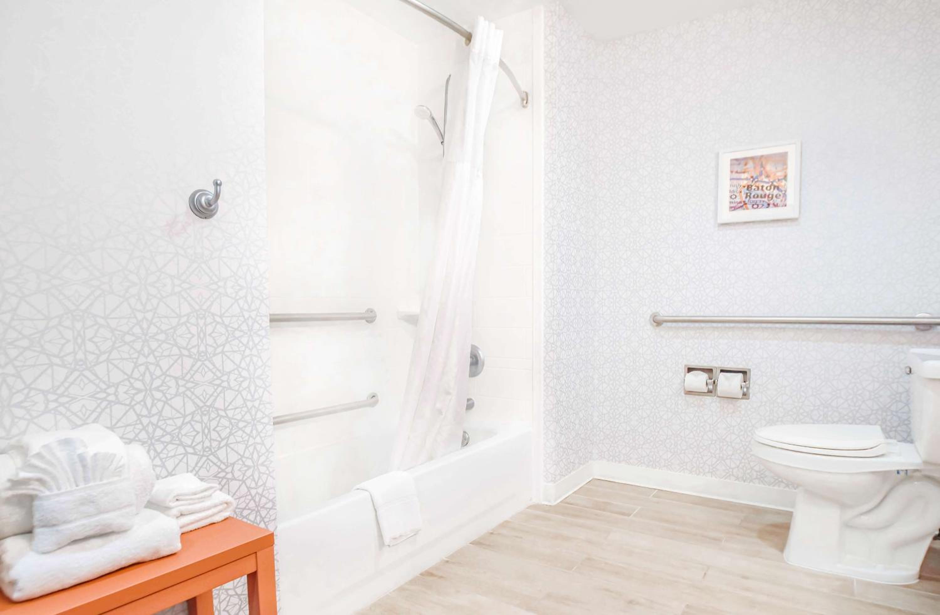 Queen Room with Two Queen Beds - Mobility Access/Non-Smoking - Photo 3