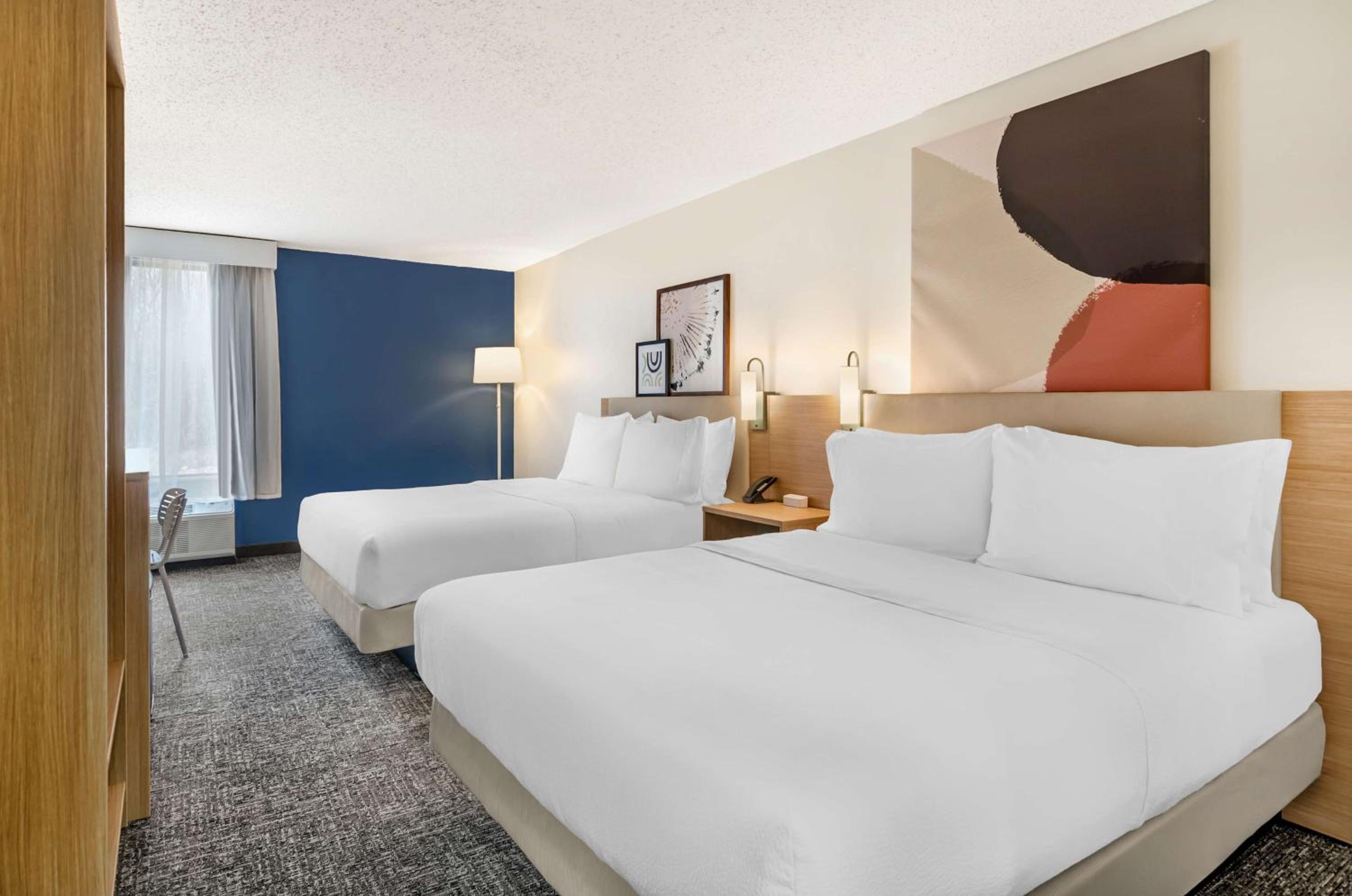 Queen Room with Two Queen Beds - Photo 3