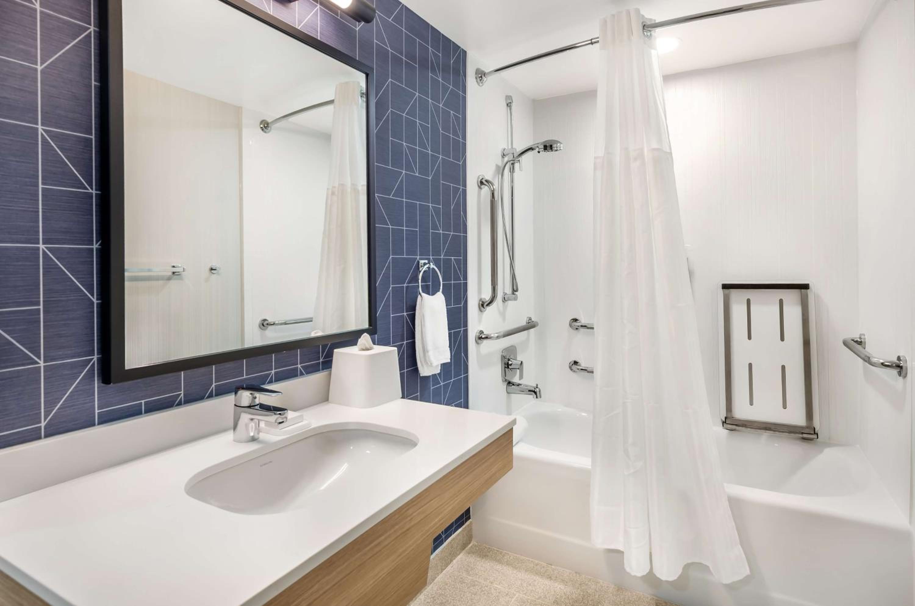King Room with Mobility Accessible Tub - Photo 4