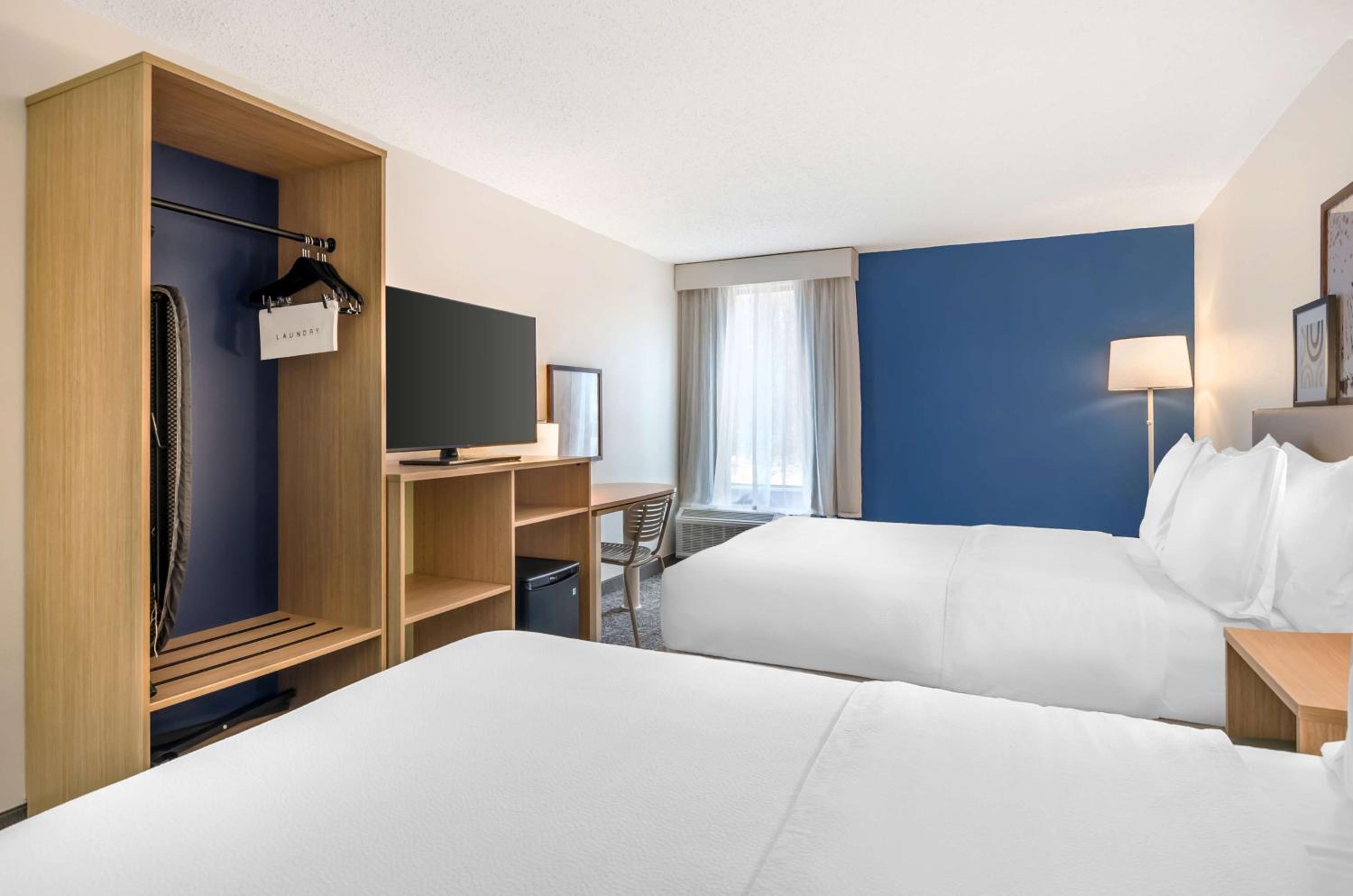 Queen Room with Two Queen Beds - Photo 6
