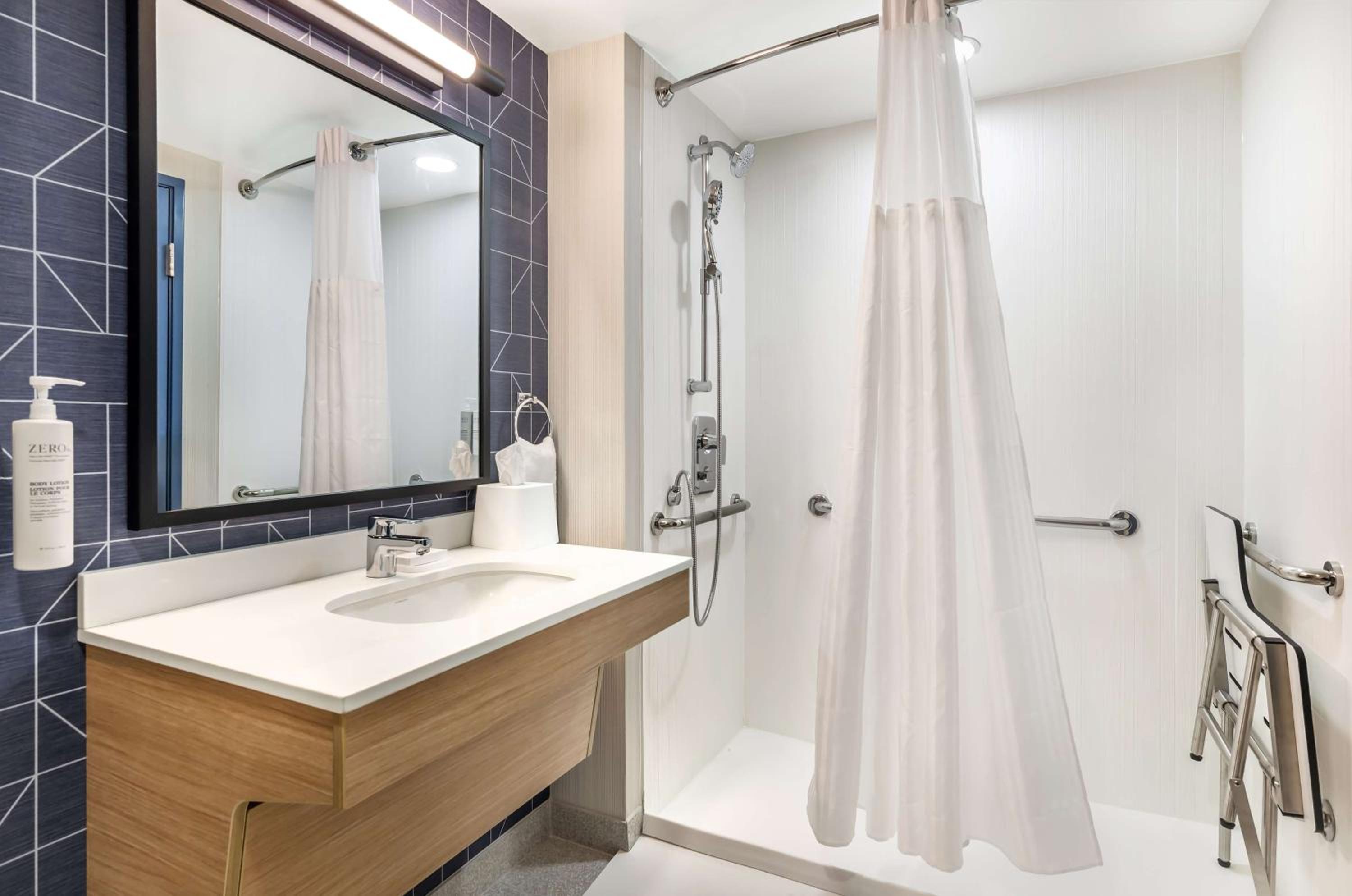 King Room with Roll-In Shower - Mobility Access - Photo 4